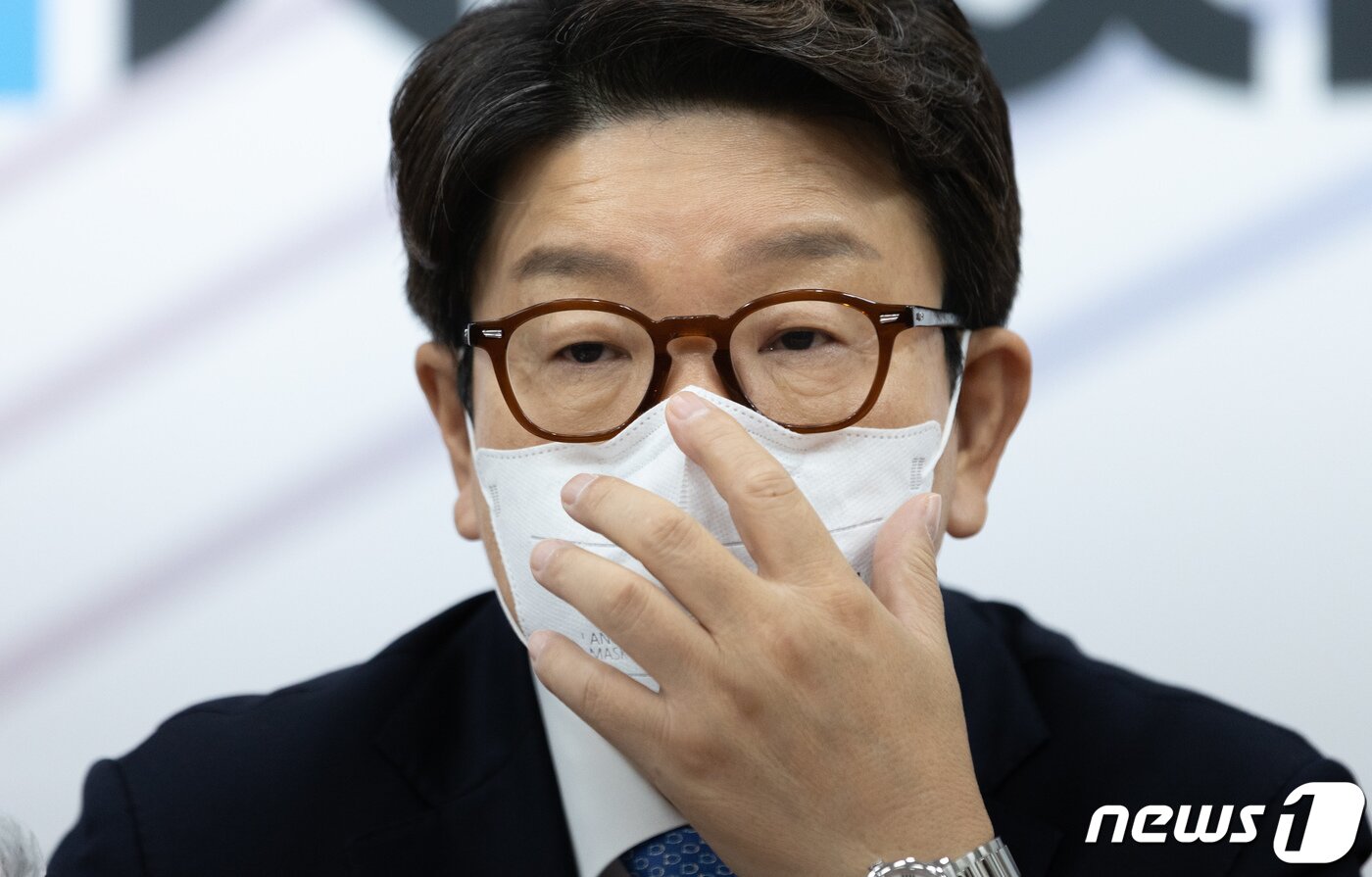 본문 이미지 - 권성동 국민의힘 당대표 직무대행 겸 원내대표가 14일 오전 서울 여의도 국회에서 열린 최고위원회의에서 잠시 생각에 남겨 있다. 2022.7.14/뉴스1 ⓒ News1 이재명 기자