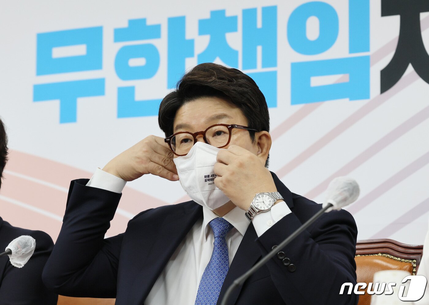 본문 이미지 - 권성동 국민의힘 당대표 직무대행 겸 원내대표가 14일 오전 서울 여의도 국회에서 열린 최고위원회의에서 발언을 마친 후 마스크를 착용하고 있다. (공동취재) 2022.7.14/뉴스1 ⓒ News1 이재명 기자