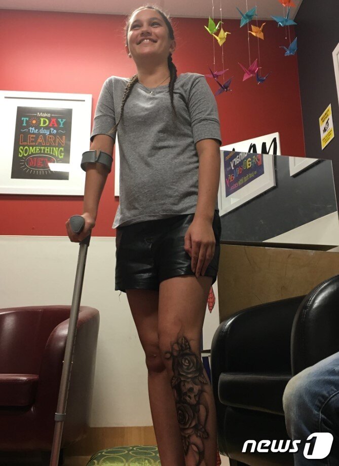 본문 이미지 - 벤자민은 공약을 지키기 위해 병원을 방문했고 아이들에게 문신을 해줬다. ⓒ 뉴스1