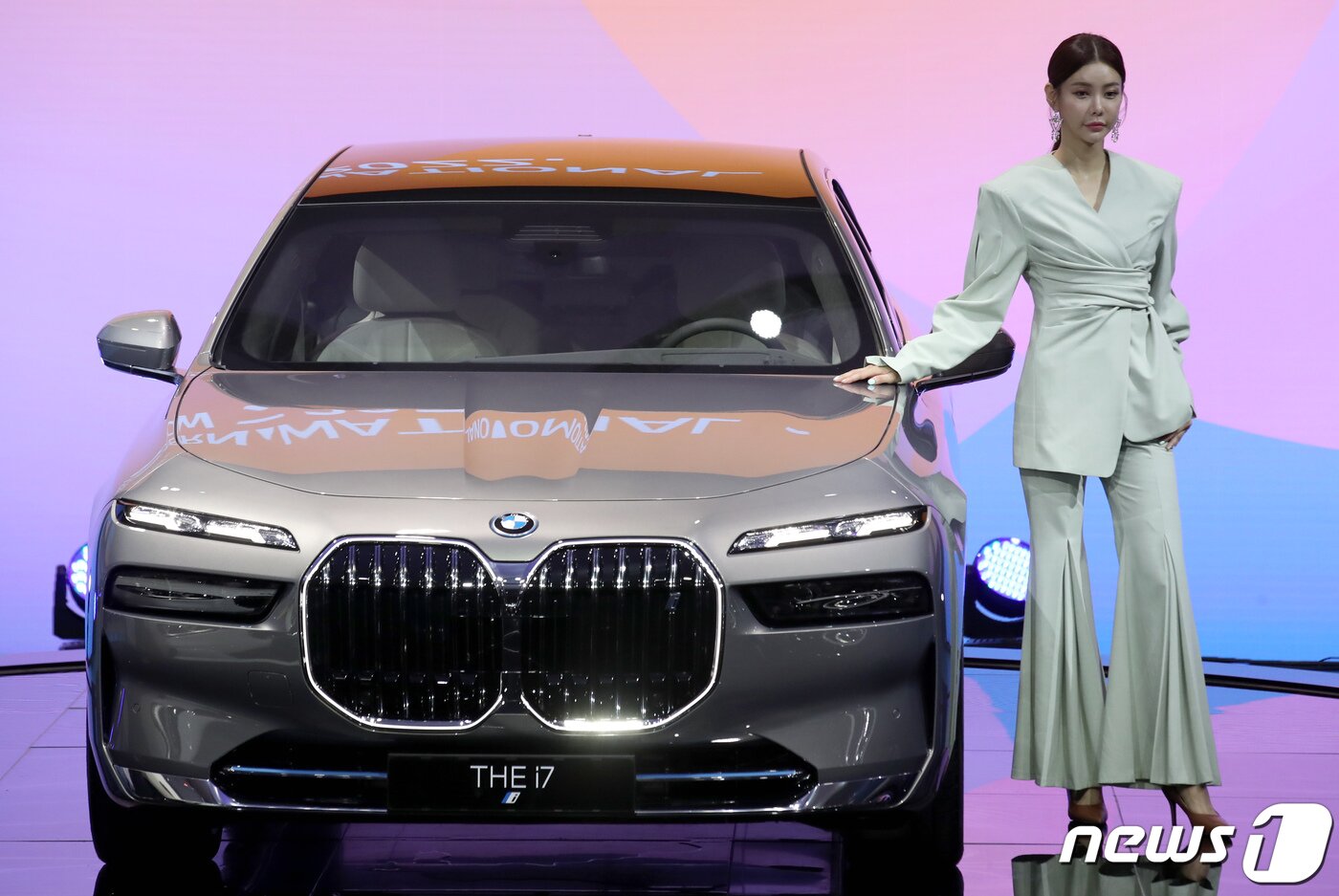 본문 이미지 - 14일 부산 해운대구 벡스코에서 열린' 2022부산국제모터쇼' 에서 BMW코리아가 플래그십 전기차 i7을 공개하고 있다. 2022.7.14/뉴스1 ⓒ News1 김영훈 기자