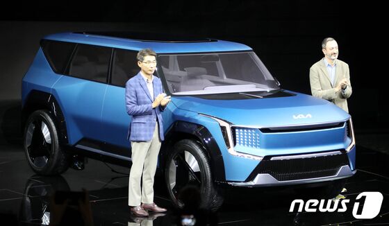 지난 7월 14일 부산 해운대구 벡스코에서 열린' 2022부산국제모터쇼' 에서 기아자동차 관계자가 대형 전기 SUV 컨셉트 EV9을 공개하고 있다. 2022.7.14/뉴스1 © News1 김영훈 기자