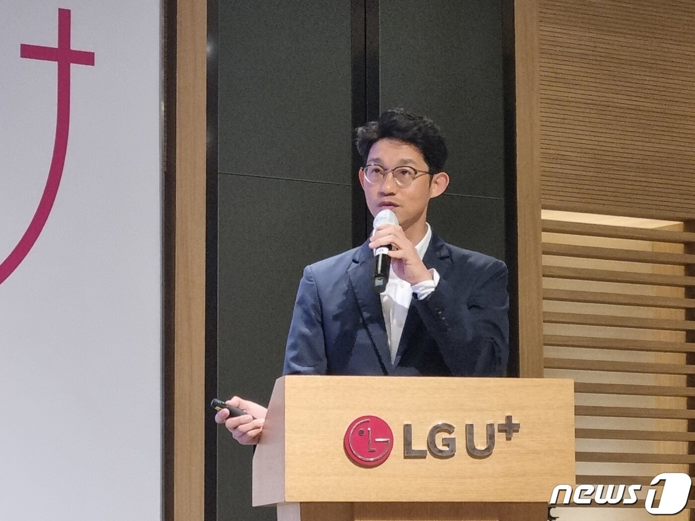 본문 이미지 - 14일 LG유플러스는 서울 용산구 LG유플러스 사옥에서 기자 간담회를 열고 유독의 출시를 발표했다. 사진은 이현승 LG유플러스 요금·제휴 담당이 발표하는 모습 ⓒ 뉴스1 윤지원 기자