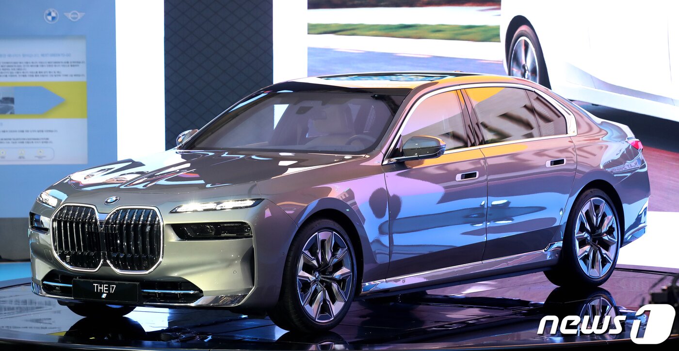 본문 이미지 - 14일 부산 해운대구 벡스코에서 열린' 2022부산국제모터쇼' 에서 BMW코리아가 플래그십 전기차 i7을 공개하고 있다. 2022.7.14/뉴스1 ⓒ News1 김영훈 기자