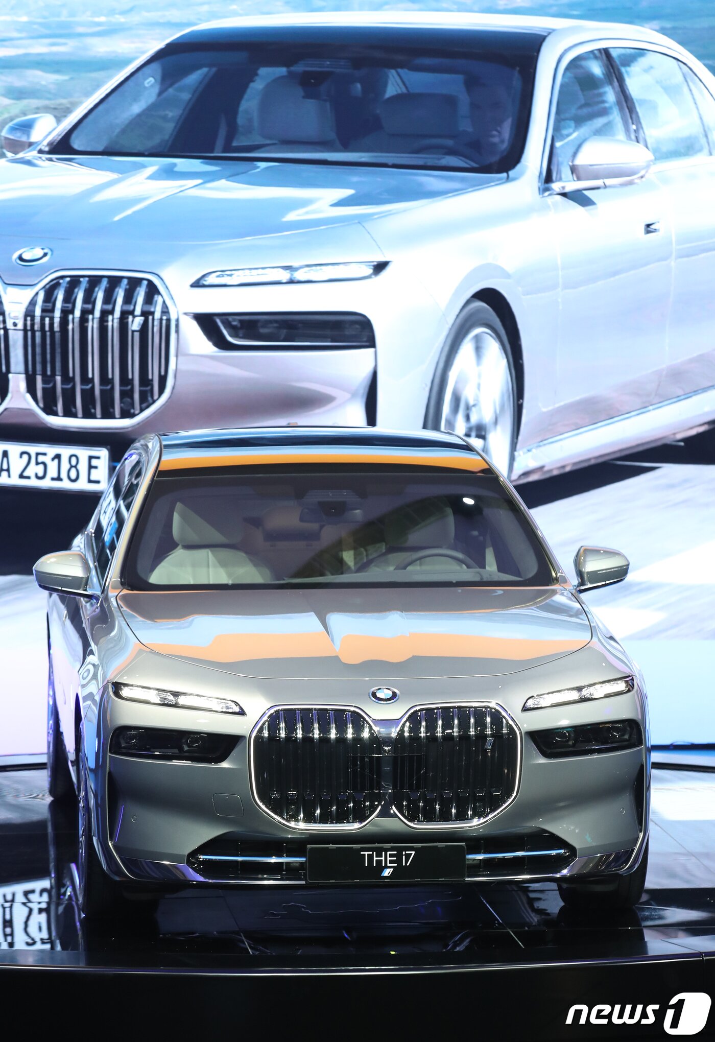 본문 이미지 - 14일 부산 해운대구 벡스코에서 열린 '2022부산국제모터쇼' 에서 BMW코리아가 플래그십 전기차 i7을 공개하고 있다. 2022.7.14/뉴스1 ⓒ News1 김영훈 기자