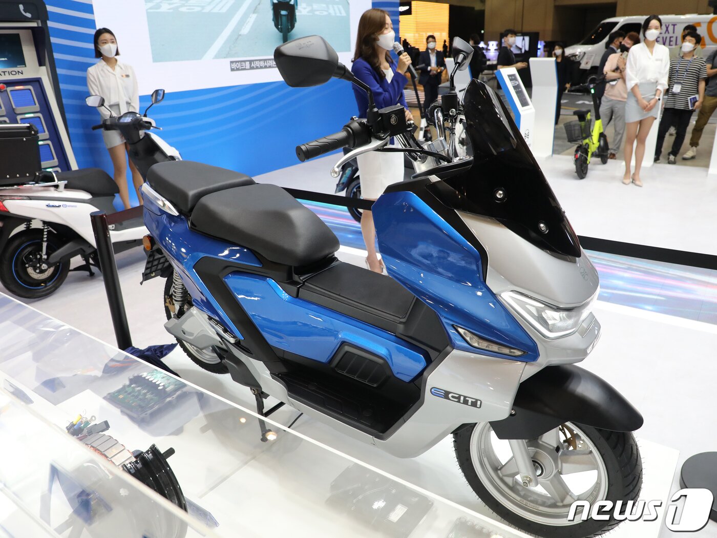 본문 이미지 - 14일 부산 해운대구 벡스코에서 열린 '2022부산국제모터쇼' 에서 DNA MOTORS가 전기오토바이 E CITI를 공개하고 있다. 2022.7.14/뉴스1 ⓒ News1 김영훈 기자