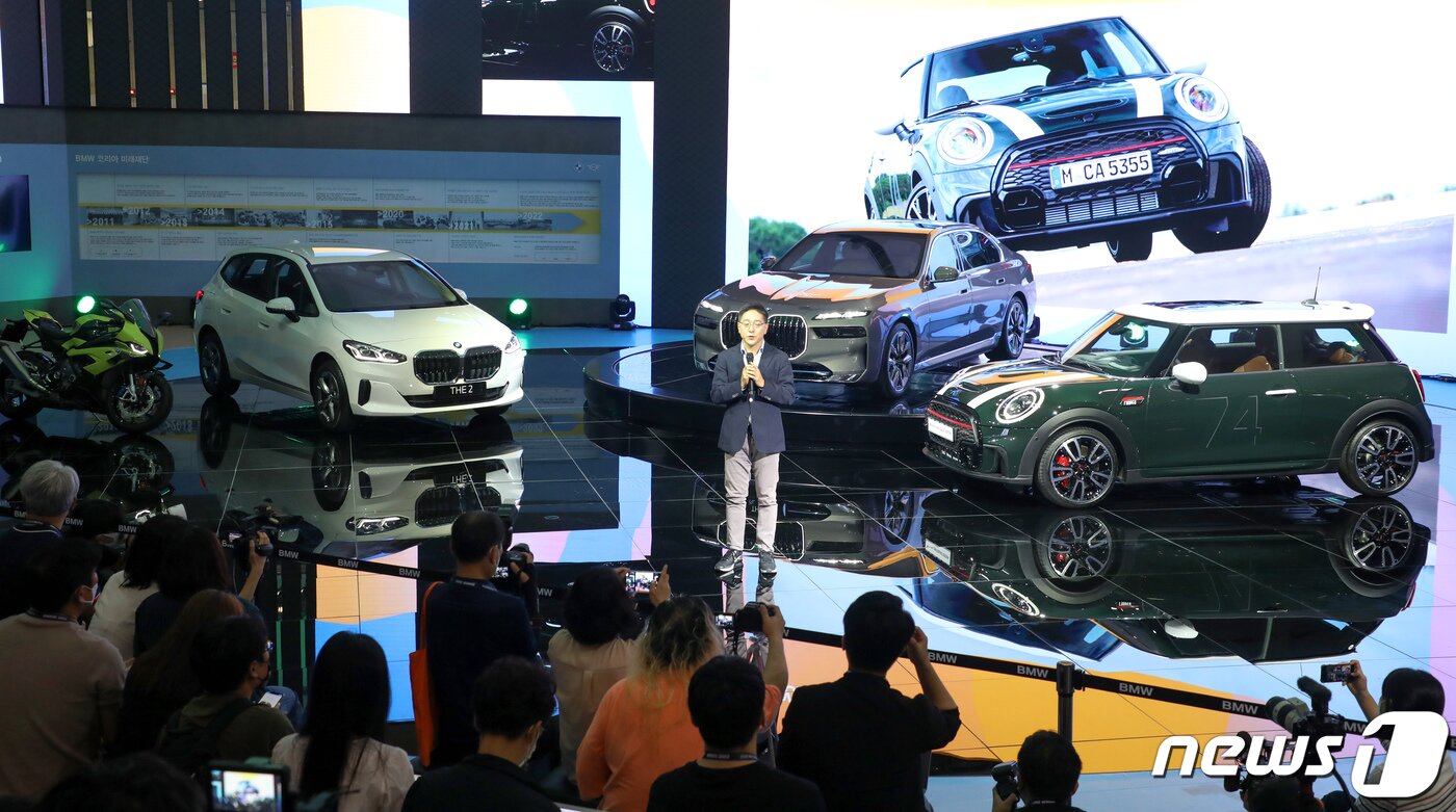 본문 이미지 - 14일 부산 해운대구 벡스코에서 열린' 2022부산국제모터쇼' BMW코리아 공개발표장에 취재진들로 북적이고 있다. 2022.7.14/뉴스1 ⓒ News1 김영훈 기자