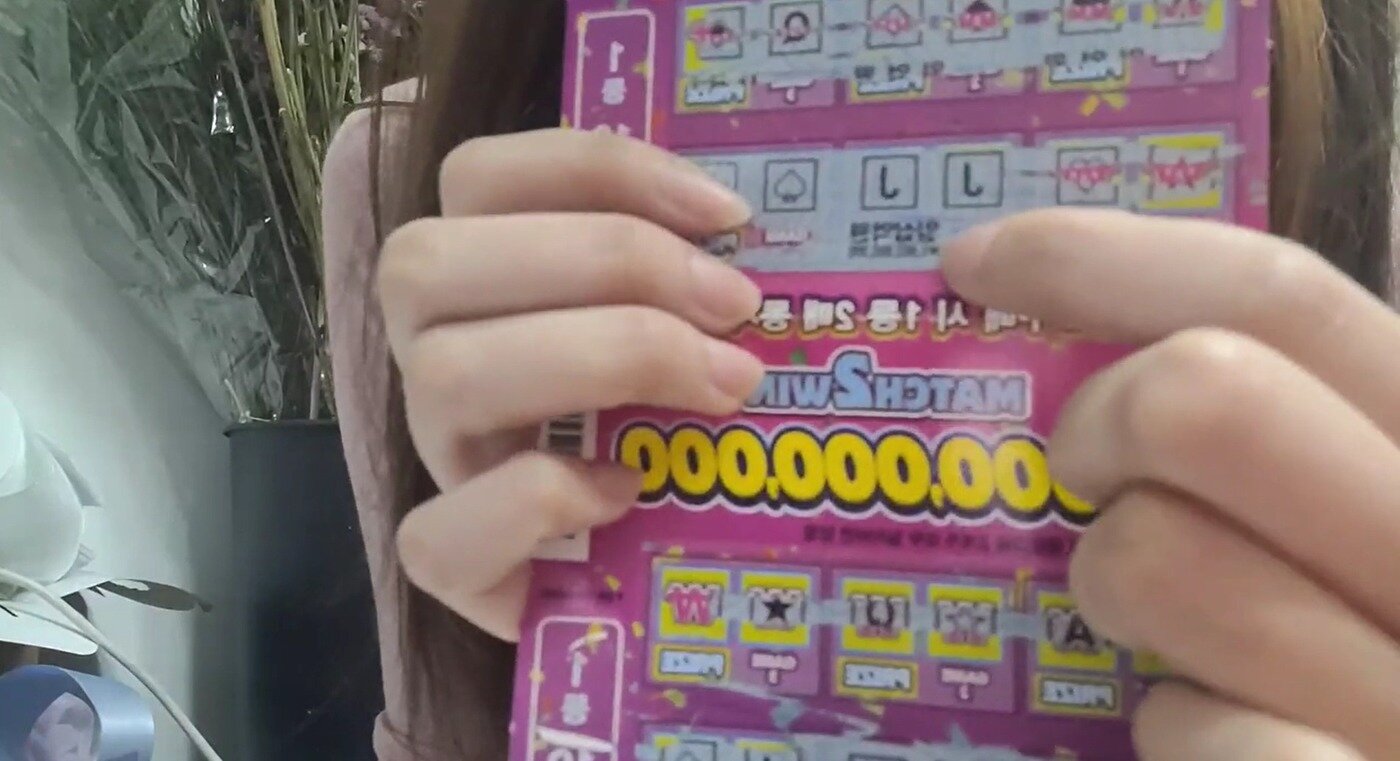 본문 이미지 - 생방송 중 20억원 규모의 즉석복권에 당첨된 여성 BJ 꽃팔이. (온라인 커뮤니티 갈무리) ⓒ 뉴스1