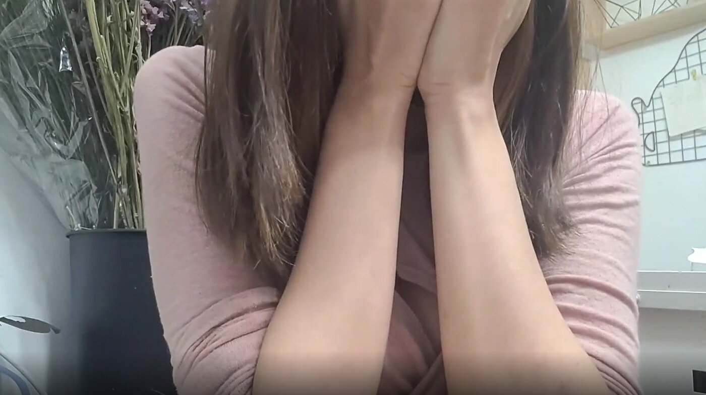 본문 이미지 - 생방송 중 20억원 규모의 즉석복권에 당첨된 여성 BJ가 오열하고 있다. (온라인 커뮤니티 갈무리) ⓒ 뉴스1