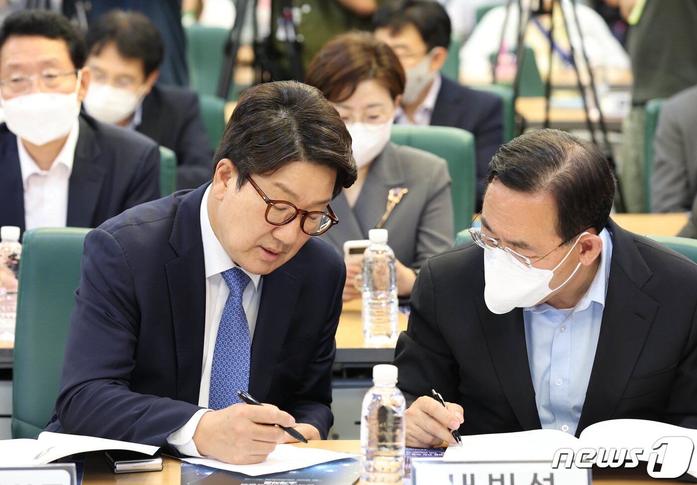 본문 이미지 - 권성동 국민의힘 대표 직무대행 겸 원내대표와 주호영 의원이 14일 오후 서울 여의도 국회 의원회관에서 열린 산업 디지털 전환 국회 포럼 ‘ON 미래, 산업 디지털 전환’에서 대화를 나누고 있다. (공동취재) 2022.7.14/뉴스1 ⓒ News1 허경 기자