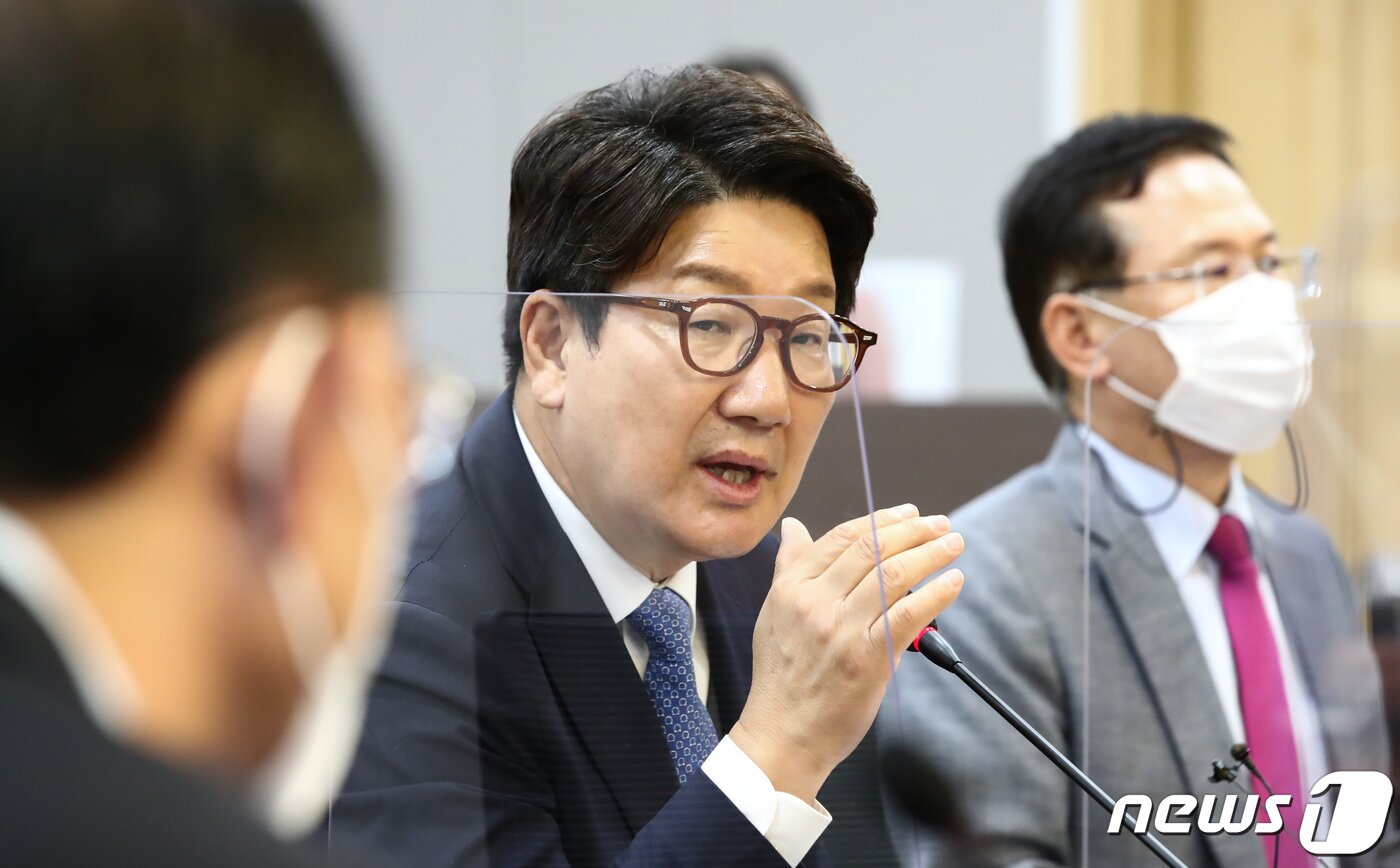 본문 이미지 - 권성동 국민의힘 대표 직무대행 겸 원내대표가 14일 서울 여의도 국회 의원회관에서 열린 ‘통신 요금 다양화와 소비자 권익 증진’ 긴급 토론회에서 인사말을 하고 있다. (공동취재) 2022.7.14/뉴스1 ⓒ News1 이재명 기자