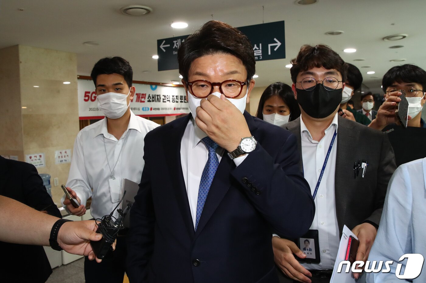 본문 이미지 - 권성동 국민의힘 대표 직무대행 겸 원내대표가 14일 서울 여의도 국회 의원회관에서 열린 ‘통신 요금 다양화와 소비자 권익 증진’ 긴급 토론회를 마친 후 나서고 있다. (공동취재) 2022.7.14/뉴스1 ⓒ News1 이재명 기자