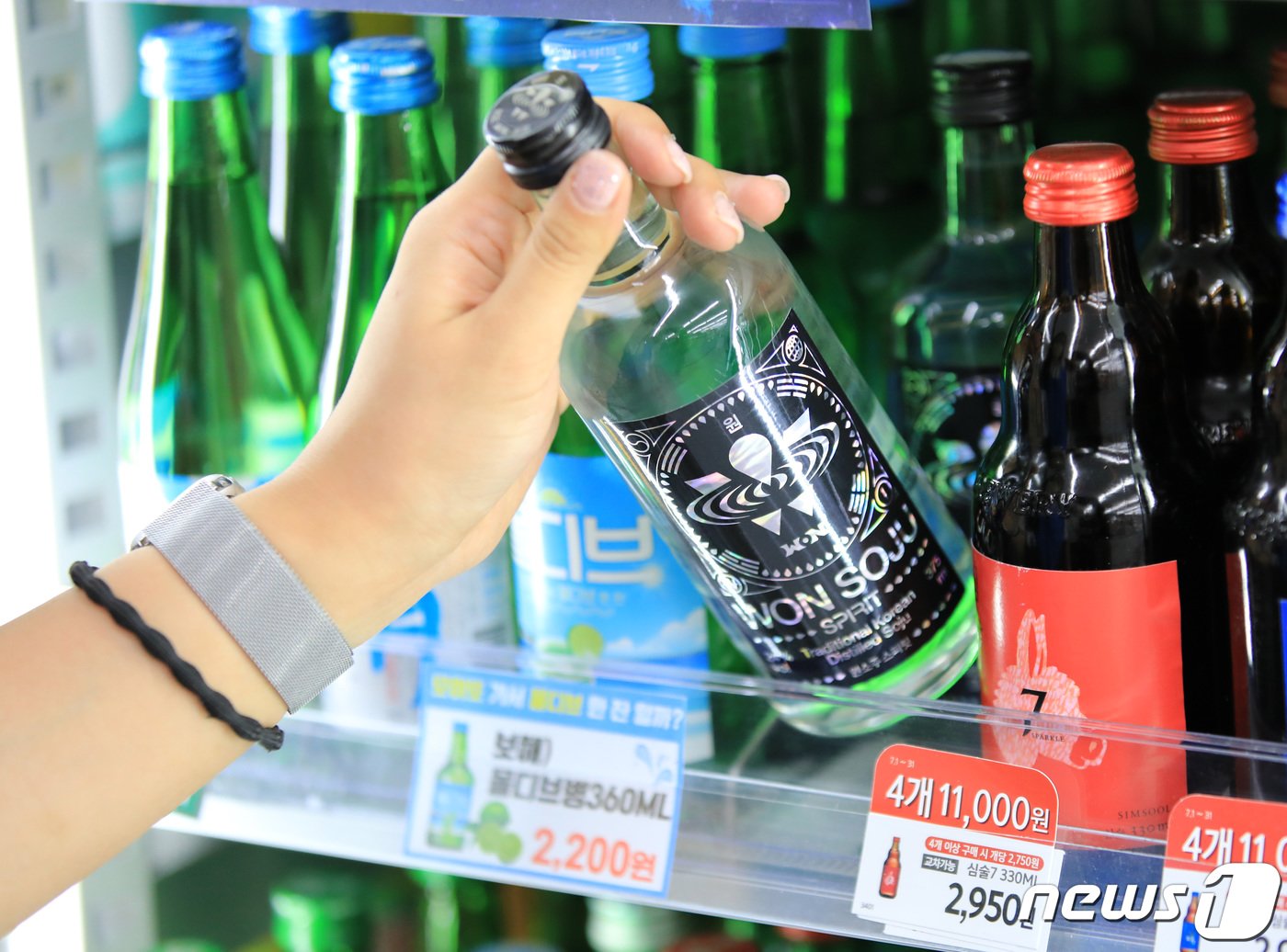 본문 이미지 - 박재범이 내놓은 증류주인 &#39;원소주 스피릿&#39;./뉴스1 ⓒ News1 구윤성 기자