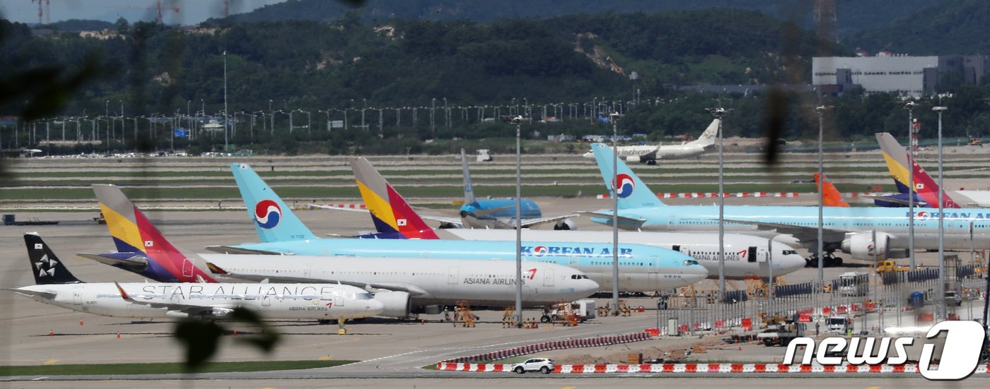 인천국제공항 계류장에서 국내선 여객기들이 이륙을 기다리고 있다. 2022.7.14/뉴스1 ⓒ News1 이동해 기자