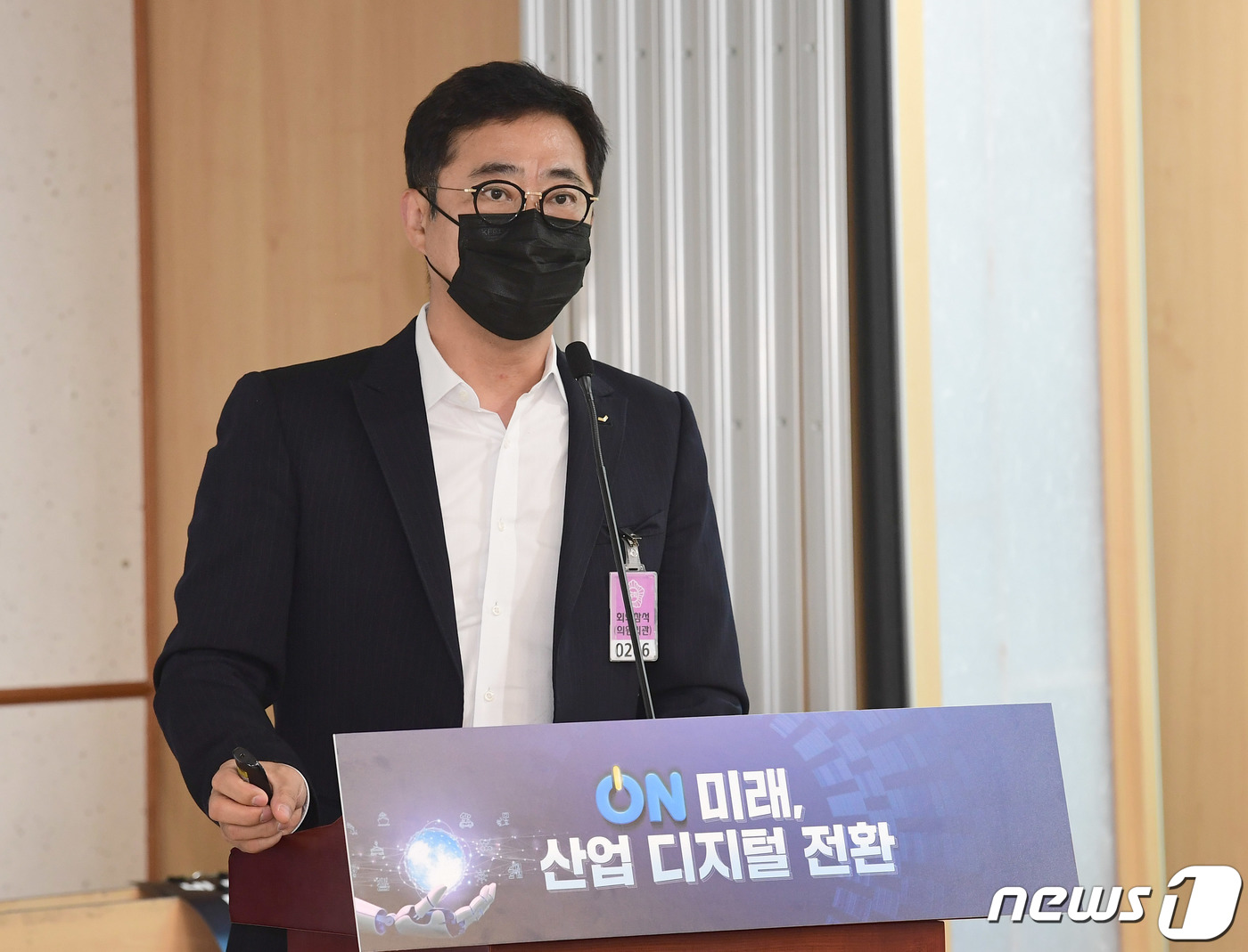 (서울=뉴스1) = 채민석 세아창원특수강 상무가 14일 오후 서울 여의도 국회의원회관에서 열린 산업 디지털 전환 국회 포럼 'ON 미래, 산업 디지털 전환'의 두 번째 발제자로 참 …