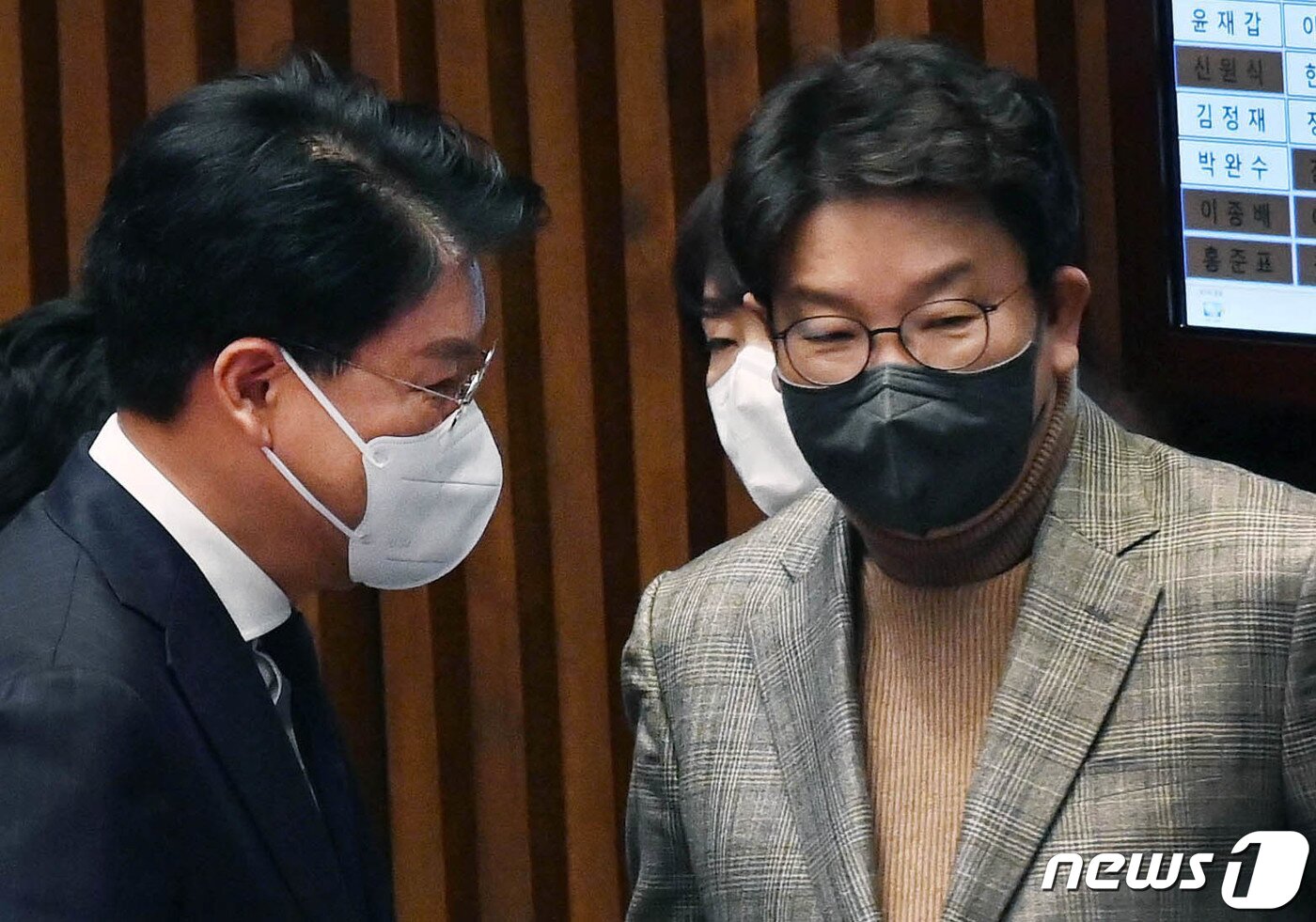 본문 이미지 - 권성동 국민의힘 의원과 장제원 의원이 27일 서울 여의도 국회에서 열린 임시국회 본회의에서 대화하고 있다. 2022.1.27/뉴스1