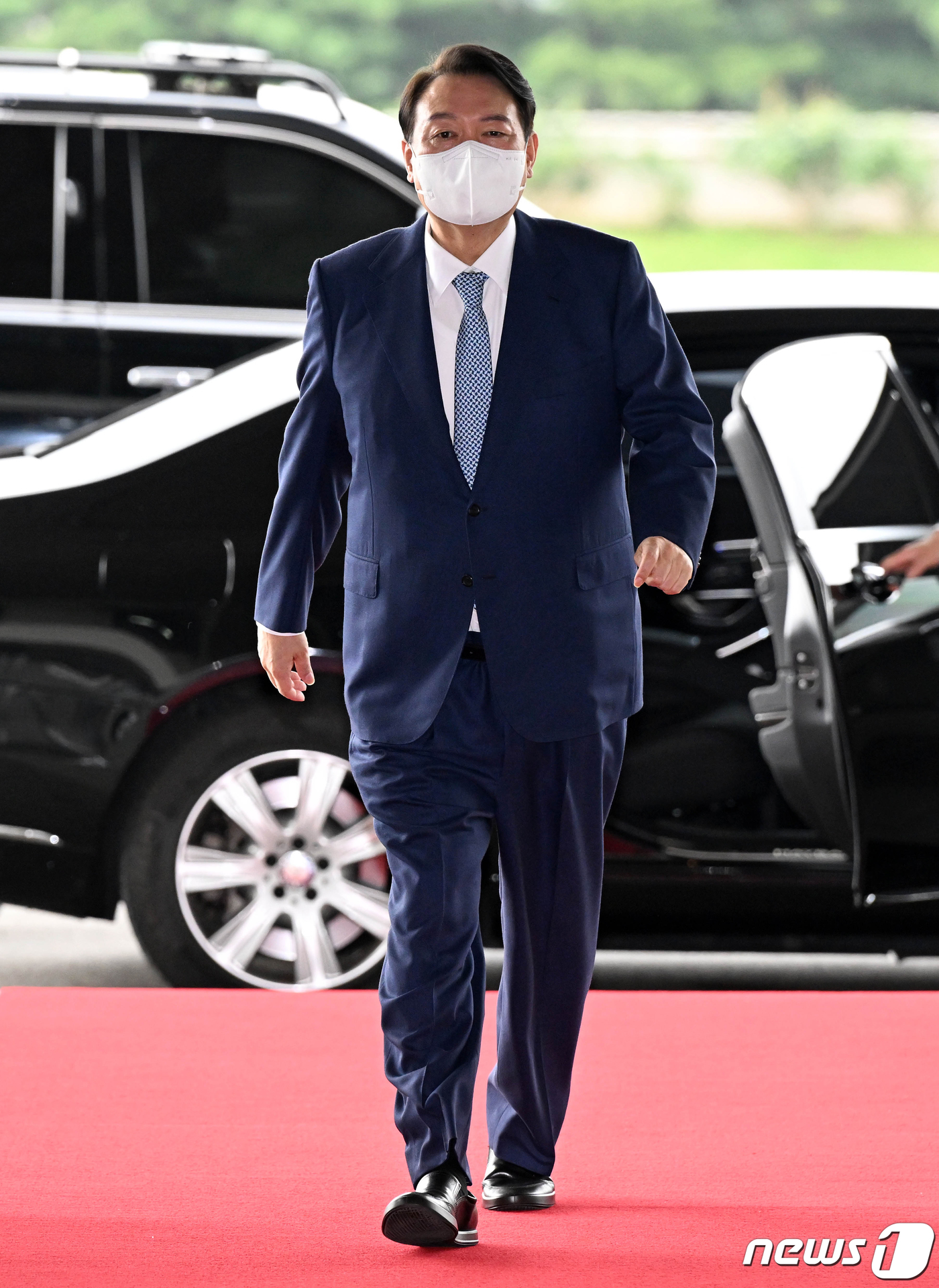 (서울=뉴스1) 오대일 기자 = 윤석열 대통령이 15일 오전 용산 대통령실로 출근하고 있다. (대통령실사진기자단) 2022.7.15/뉴스1