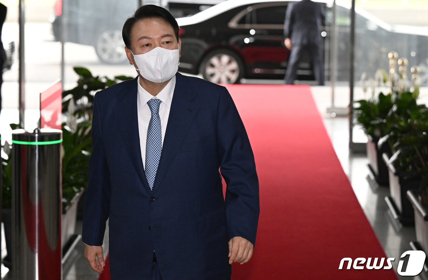 (서울=뉴스1) 오대일 기자 = 윤석열 대통령이 15일 오전 용산 대통령실에서 열린 출근길 도어스테핑에서 취재진의 질문에 답하고 있다. (대통령실사진기자단) 2022.7.15/뉴스 …