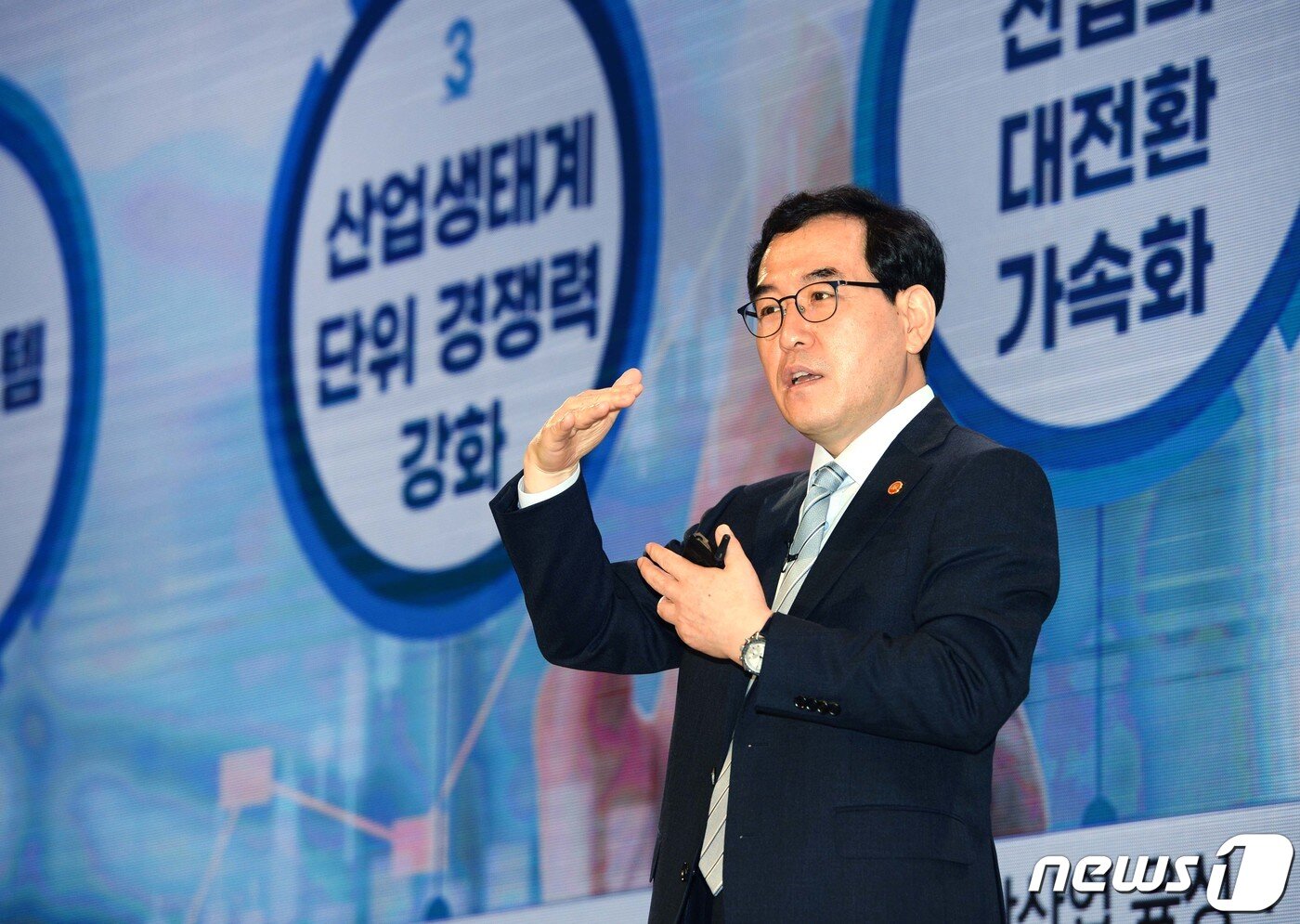 본문 이미지 - 이창양 산업통상자원부 장관이 15일 제주 서귀포시 해비치호텔 그랜드볼룸에서 열린 '제45회 대한상공회의소 제주포럼'에서 '새정부의 산업정책 방향'이라는 주제로 강연하고 있다. (산업통상자원부 제공) 2022.7.15/뉴스1