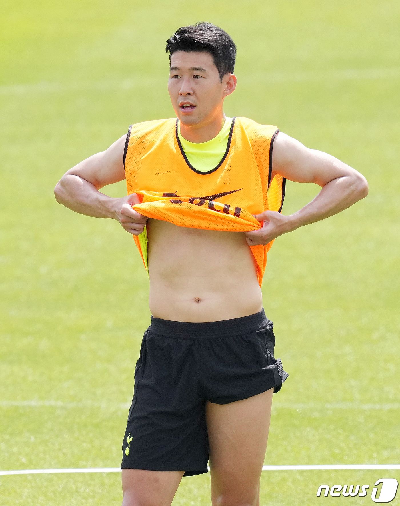 (서울=뉴스1) 김진환 기자 = 토트넘 홋스퍼 손흥민이 15일 서울 양천구 목동종합운동장에서 열린 오픈 트레이닝에서 훈련복을 걷어 올려 더위를 식히고 있다. 2022.7.15/뉴스 …