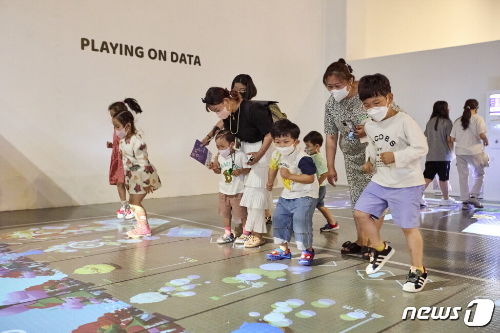 본문 이미지 - 국립부산과학관에서 진행 중인 '놀이의 탐구' 아이들이 행사를 즐기고 있다(국립부산과학관 제공)ⓒ 뉴스1