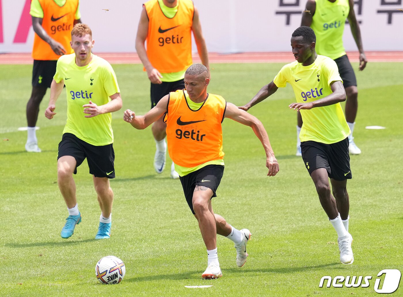 본문 이미지 - 토트넘 홋스퍼 히샬리송이 15일 서울 양천구 목동종합운동장에서 열린 오픈 트레이닝 미니게임에서 드리블을 하고 있다. 2022.7.15/뉴스1 ⓒ News1 DB