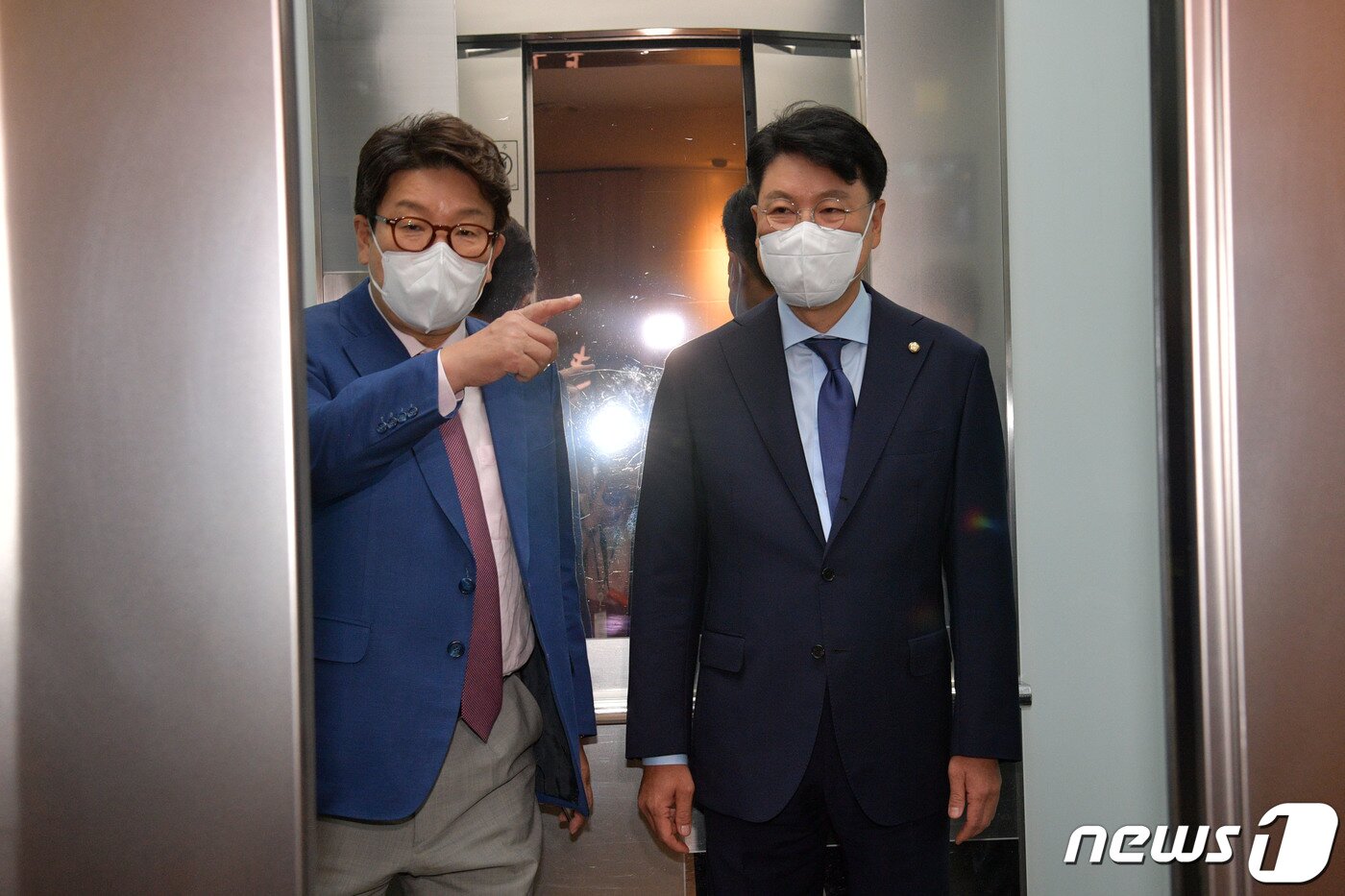 본문 이미지 - 권성동 국민의힘 대표 직무대행 겸 원내대표(오른쪽)와 장제원 의원이 15일 서울 여의도의 한 식당에서 오찬을 마친 후 승강기에 탑승하고 있다. (공동취재) 2022.7.15/뉴스1 ⓒ News1 이재명 기자