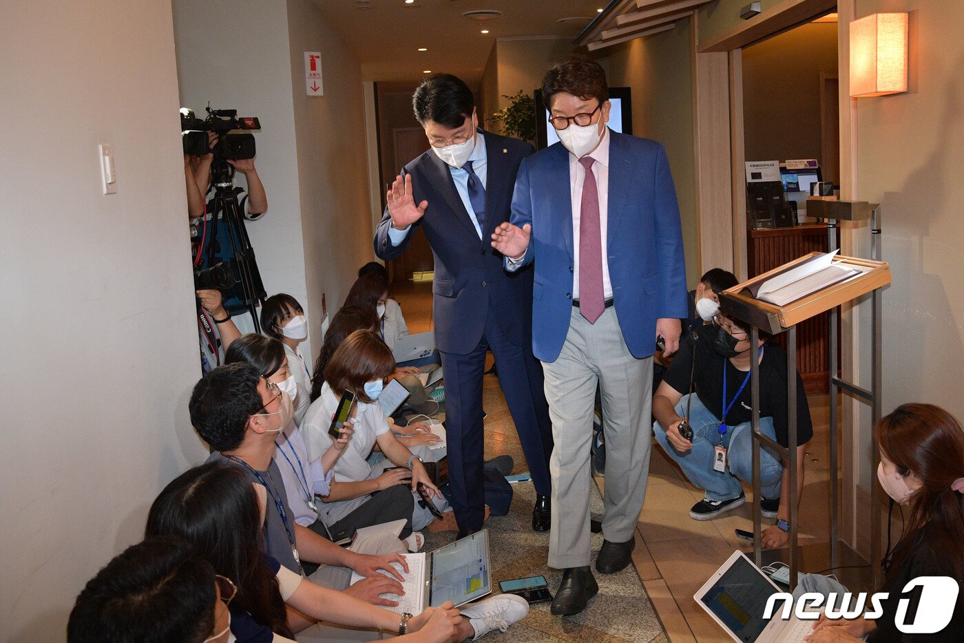 본문 이미지 - 권성동 국민의힘 대표 직무대행 겸 원내대표(오른쪽)와 장제원 의원이 15일 서울 여의도의 한 식당에서 오찬을 마친 취재진의 ‘윤핵관’ 불화설에 대한 질문을 하자 손사래를 치고 있다. (공동취재) 2022.7.15/뉴스1 ⓒ News1 이재명 기자