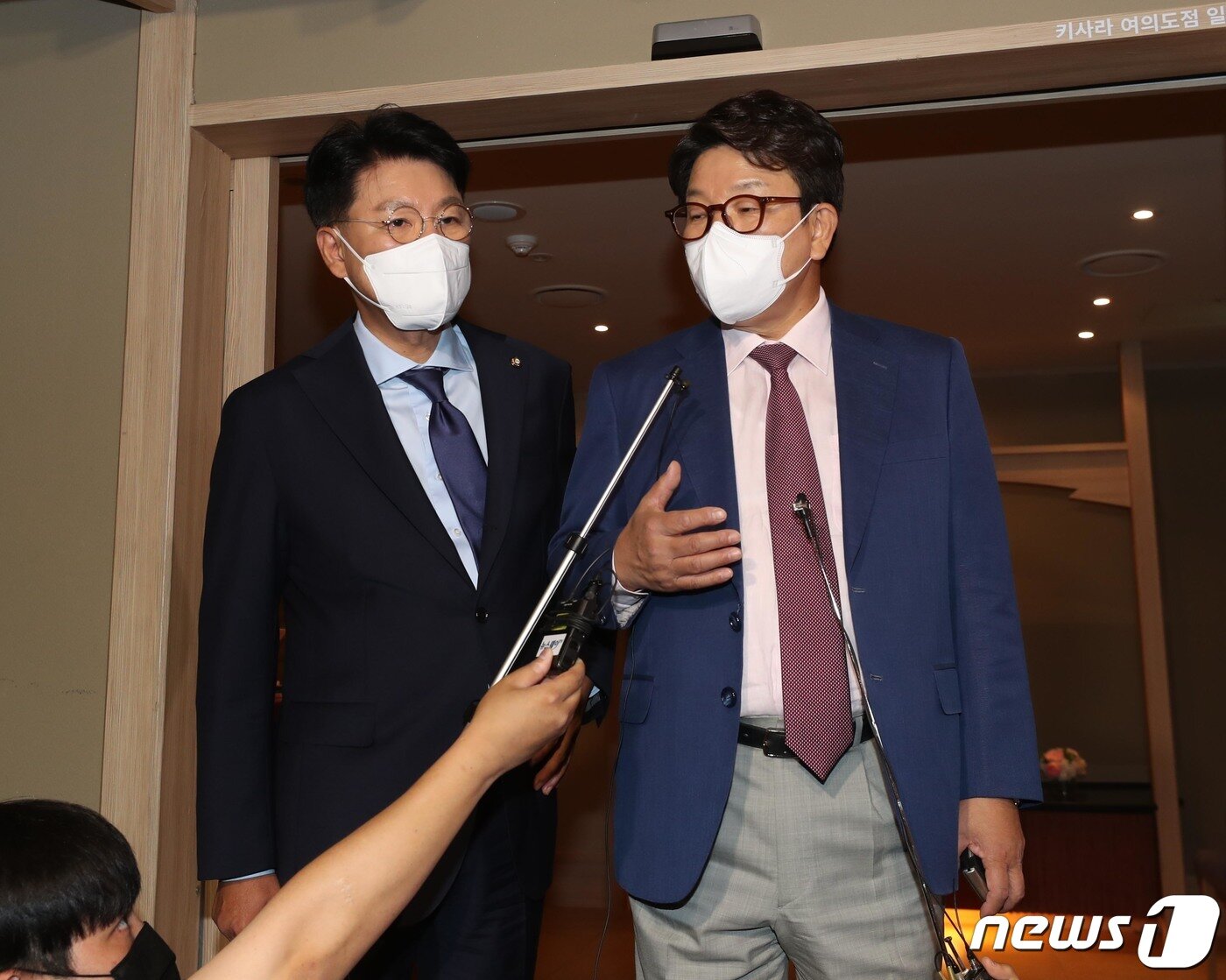 본문 이미지 - 권성동 국민의힘 대표 직무대행 겸 원내대표(오른쪽)와 장제원 의원이 지난 15일 서울 여의도의 한 식당에서 오찬을 마친 후 '형 아우 사이는 변함없다'는 취지의 말을 하고 있다. (공동취재) ⓒ News1