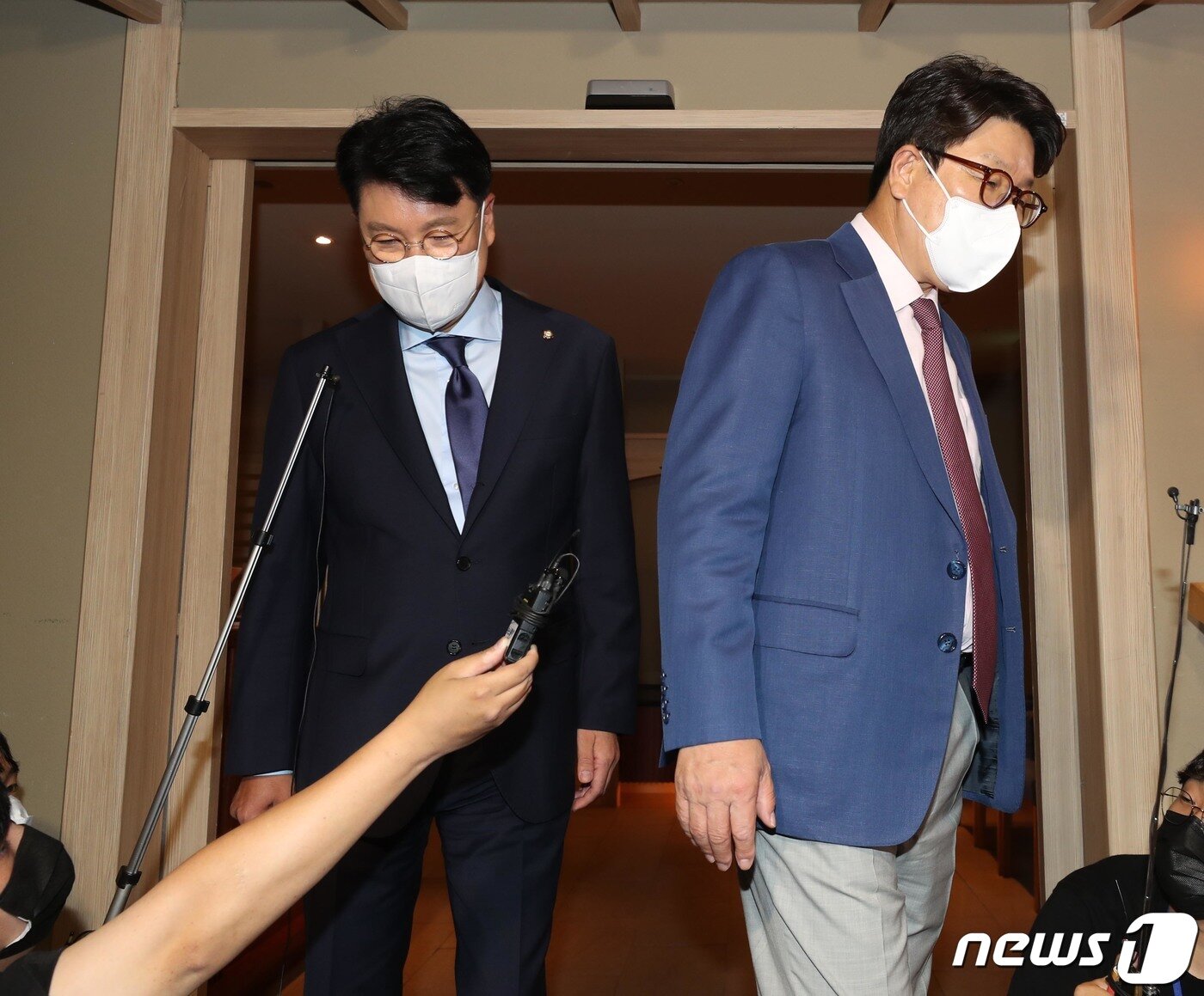 본문 이미지 - 권성동 국민의힘 대표 직무대행 겸 원내대표(오른쪽)와 장제원 의원이 15일 서울 여의도의 한 식당에서 오찬을 마친 후 발걸음을 옮기고 있다. (공동취재) 2022.7.15/뉴스1 ⓒ News1 이재명 기자