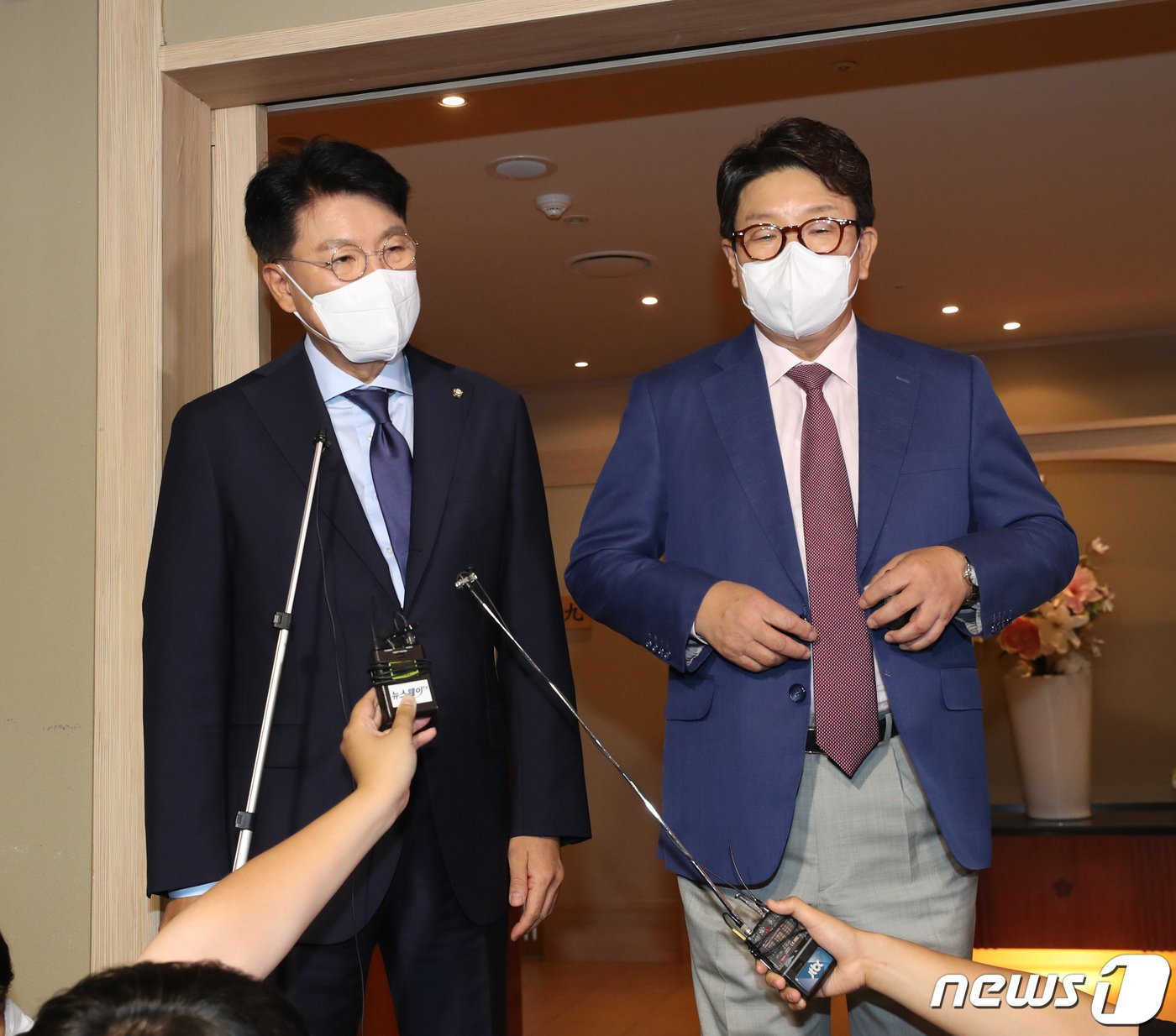 본문 이미지 - 권성동 국민의힘 대표 직무대행 겸 원내대표(오른쪽)와 장제원 의원이 15일 서울 여의도의 한 식당에서 오찬을 마친 후 취재진 질문에 답변하고 있다. (공동취재) 2022.7.15/뉴스1 ⓒ News1 이재명 기자