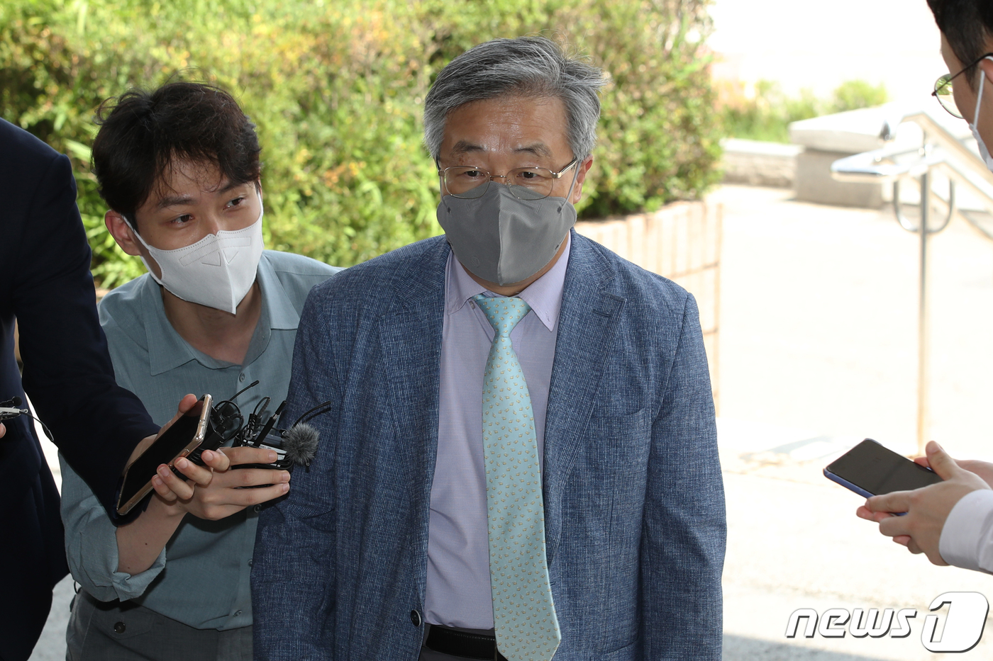 (과천=뉴스1) 이광호 기자 = 서보학 경희대 법학전문대학원 교수가 15일 오후 검경협의체 ‘전문가·정책위원 협의회’ 첫 회의에 참석하기 위해 정부과천청사 법무부로 향하고 있다. …