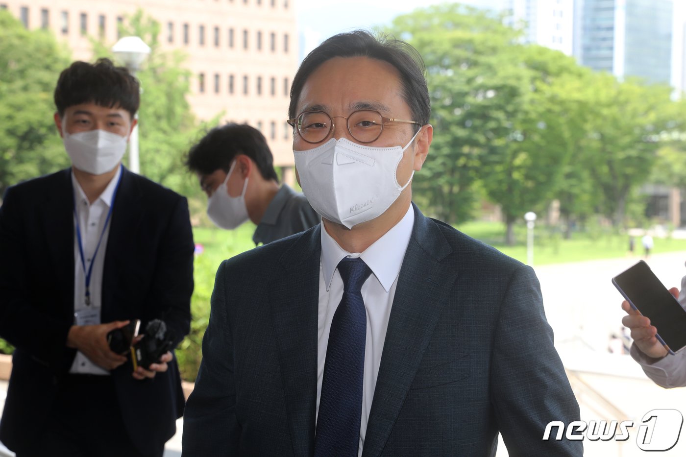 본문 이미지 - 송강 대검찰청 기조부장이 15일 오후 검경협의체 ‘전문가·정책위원 협의회’ 첫 회의에 참석하기 위해 정부과천청사 법무부로 향하고 있다. 2022.7.15/뉴스1 ⓒ News1 이광호 기자