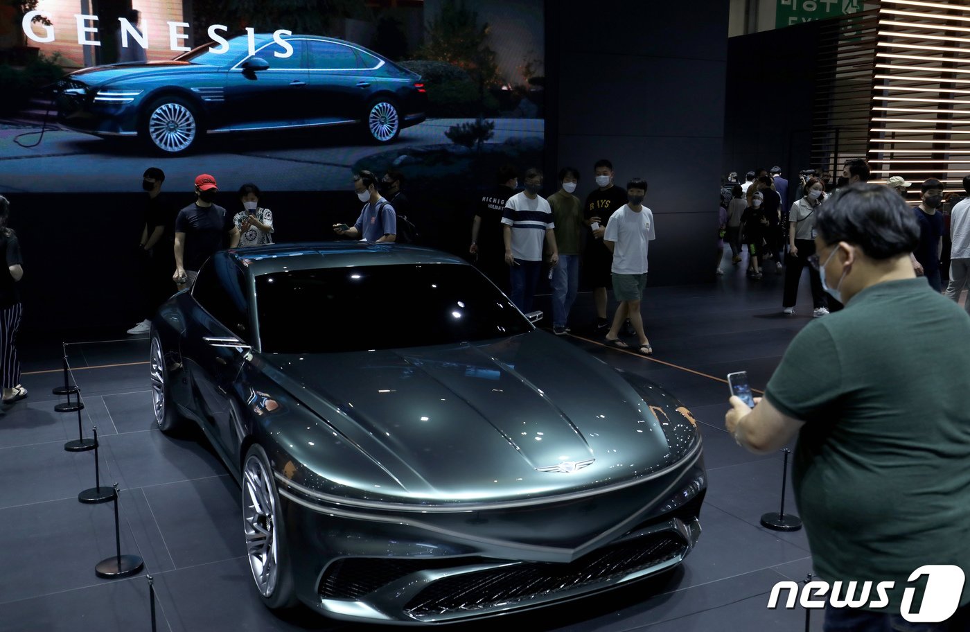 본문 이미지 - 부산 해운대구 벡스코에서 열린 '2022부산국제모터쇼' 개막 첫날 모터쇼를 찾은 관람객으로 북적이고 있다. 2022.7.15/뉴스1 ⓒ News1 