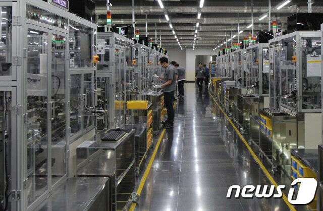 본문 이미지 - 삼성전기 부산사업장 MLCC 생산라인에서 작업자들이 제품 생산 과정을 살펴보고 있다. (삼성전기 제공) ⓒ 뉴스1