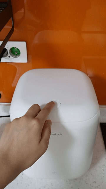 본문 이미지 - 15일 취재진이 락앤락 음식물 쓰레기 냉장고의 뚜껑을 열고 있다.ⓒ 뉴스1 신윤하 기자