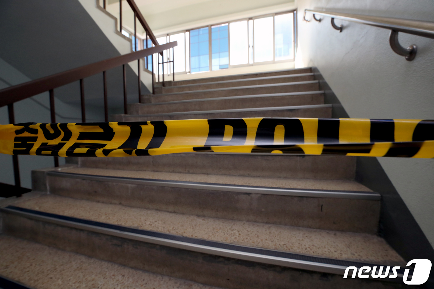 (인천=뉴스1) 정진욱 기자 = 15일 오전 3시 49분쯤 인천시 미추홀구 인하대 캠퍼스에서 20대 여성이 옷을 입지 않은 상태로 머리에 피를 흘린 채 발견돼 경찰이 수사중이다. …