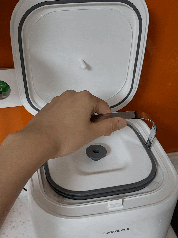 본문 이미지 - 15일 취재진이 락앤락 음식물 쓰레기 냉장고의 내통을 꺼내고 있다. ⓒ 뉴스1 신윤하 기자