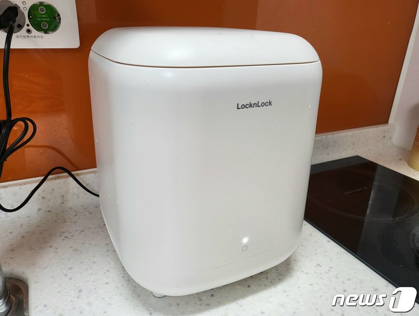 본문 이미지 - 15일 락앤락 음식물 쓰레기 냉장고가 주방에 비치된 모습. ⓒ 뉴스1 신윤하 기자