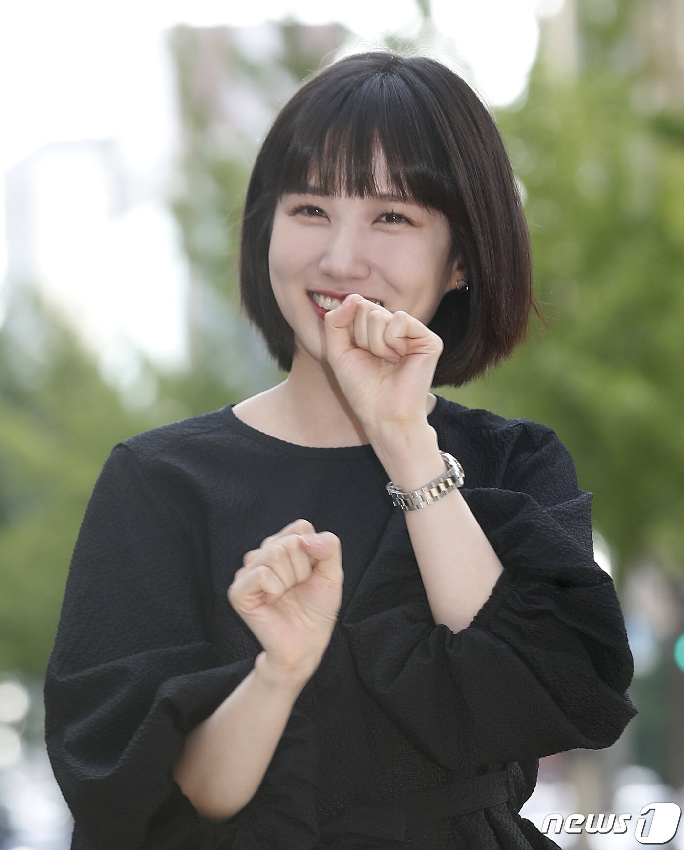 본문 이미지 - 배우 박은빈이 15일 오후 서울 강남구 한 식당에서 열린 ENA채널 수목드라마 '이상한 변호사 우영우' 종방연에서 인사를 하고 있다. '이상한 변호사 우영우'는 천재적인 두뇌와 자폐스펙트럼을 동시에 가진 신입 변호사 우영우(박은빈 분)의 대형 로펌 생존기를 그린 작품이다. 2022.7.15./뉴스1 ⓒ News1 권현진 기자