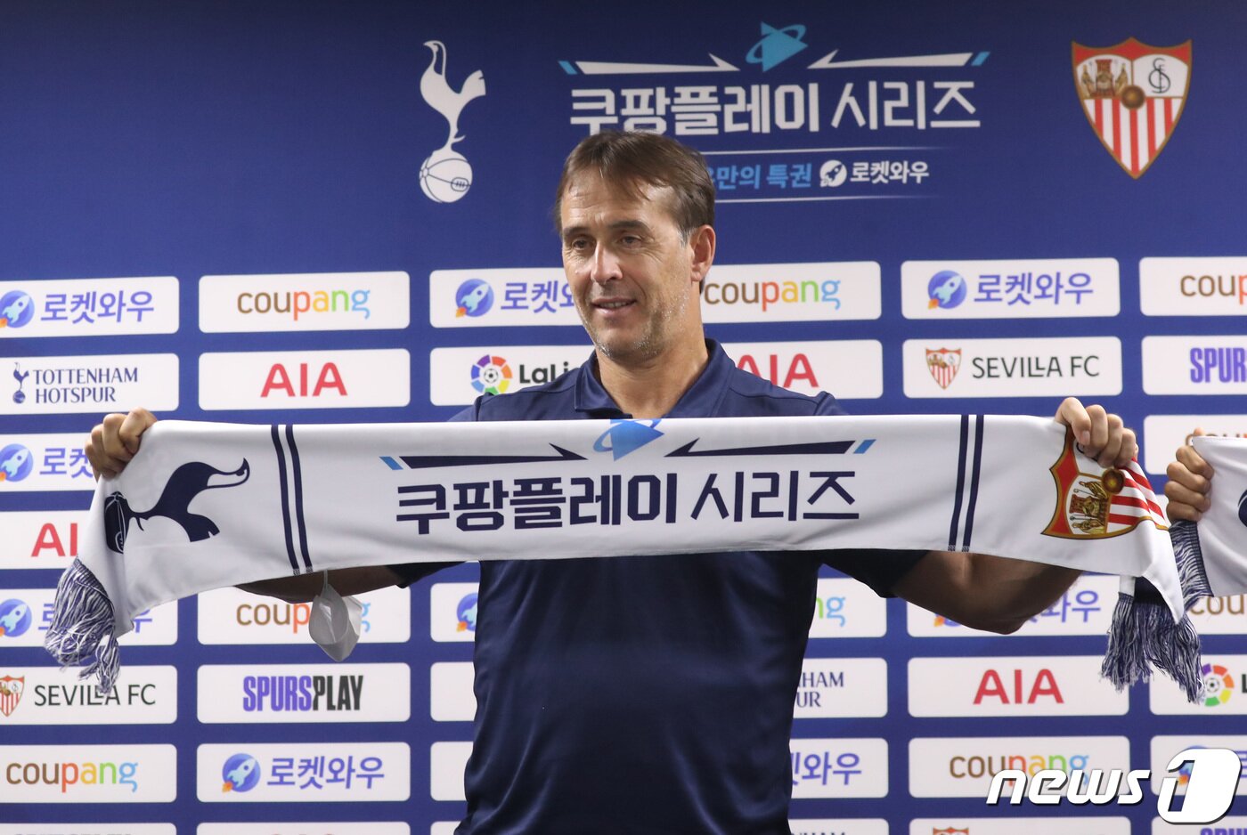 본문 이미지 - 세비야FC 줄렌 로페테기 감독이 지난 15일 오후 경기 수원시 팔달구 수원월드컵경기장 대연회실에서 열린 쿠팡플레이 시리즈 2차전 프리매치 기자회견을 마치고 기념촬영을 하고 있다. 2022.7.15/뉴스1 ⓒ News1 김영운 기자