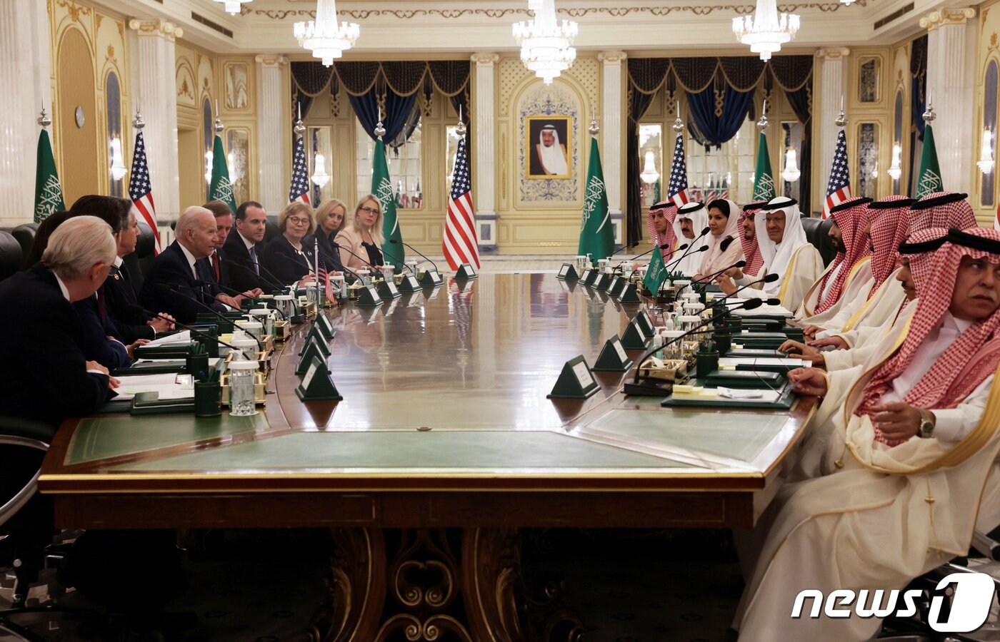 본문 이미지 - 조 바이든 미국 대통령이 2022년 7월15일(현지시간) 사우디아라비아 제다 왕궁에서 무함마드 빈 살만 사우디 왕세자와 양자회담에 참여하고 있다. ⓒ 로이터=뉴스1 ⓒ News1 김현 특파원