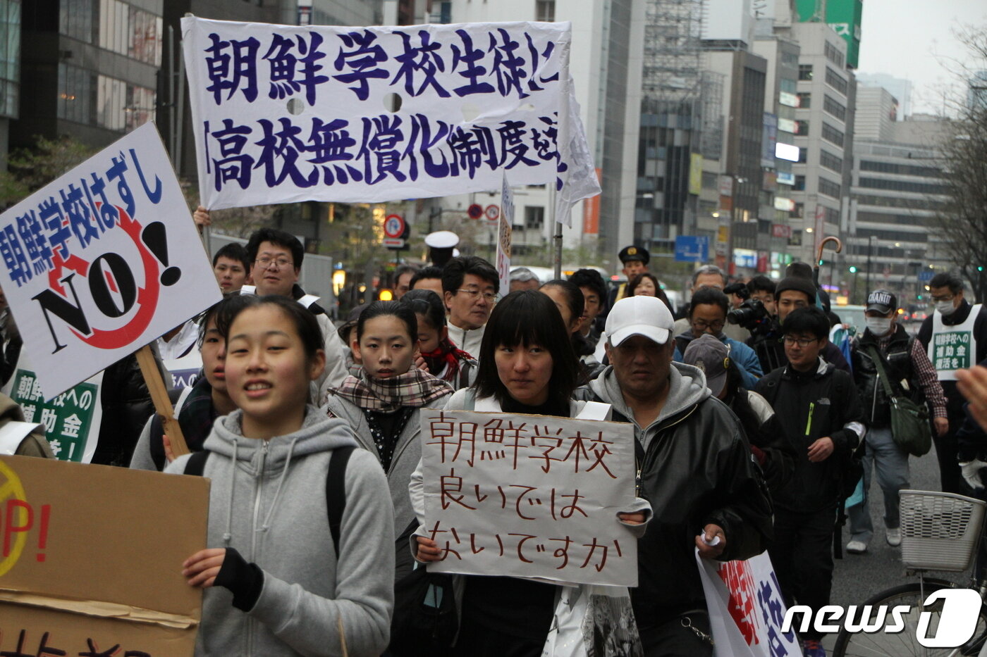 본문 이미지 - 아베 2차내각 성립 직후 고교무상화법안을 개악하여 조선학교를 영구히 제외한 시책에 반대해 학생들이 거리로 나섰다. 2013년 3월 30일 도쿄. (출처=몽당연필)