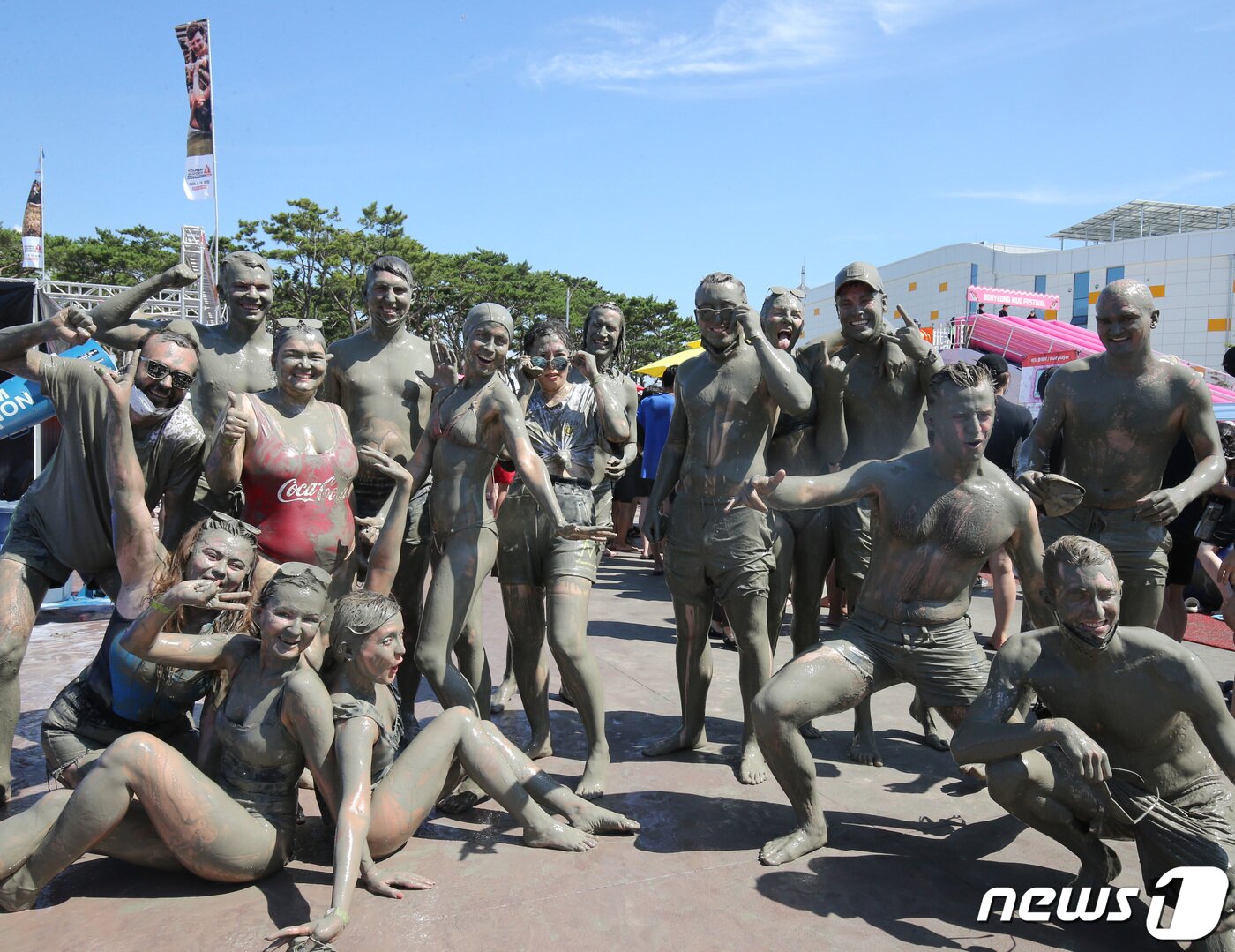 본문 이미지 - 16일 충남 보령 대천해수욕장 일원에서 열린 보령해양머드박람회에서 외국인 관광객들이 머드체험을 하며 즐거운 시간을 보내고 있다. 2022.7.16/뉴스1 ⓒ News1 김기태 기자