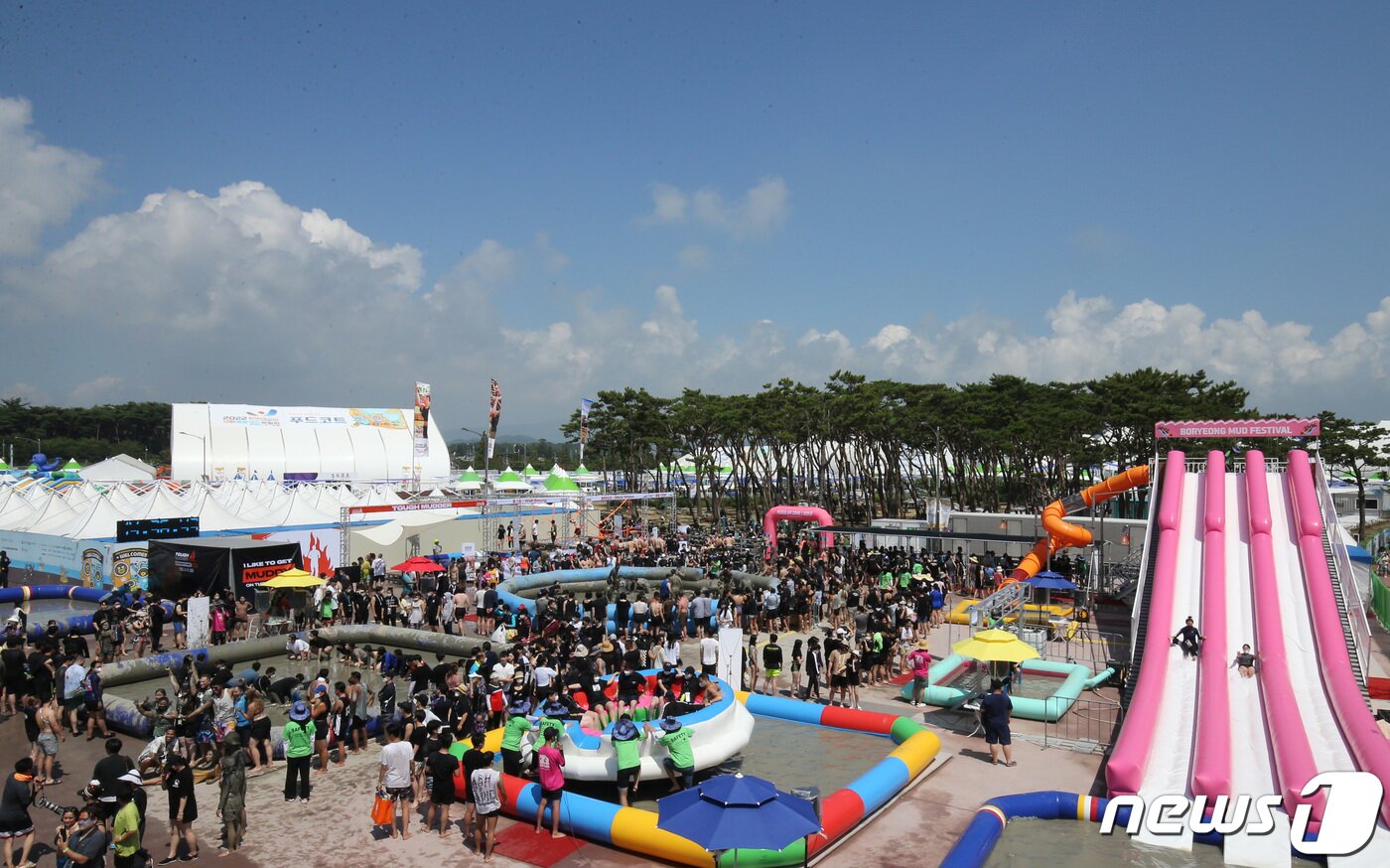 본문 이미지 - 16일 충남 보령 대천해수욕장 일원에서 열린 보령해양머드박람회에서 관광객들이 머드체험을 하며 즐거운 시간을 보내고 있다. 2022.7.16/뉴스1 ⓒ News1 김기태 기자