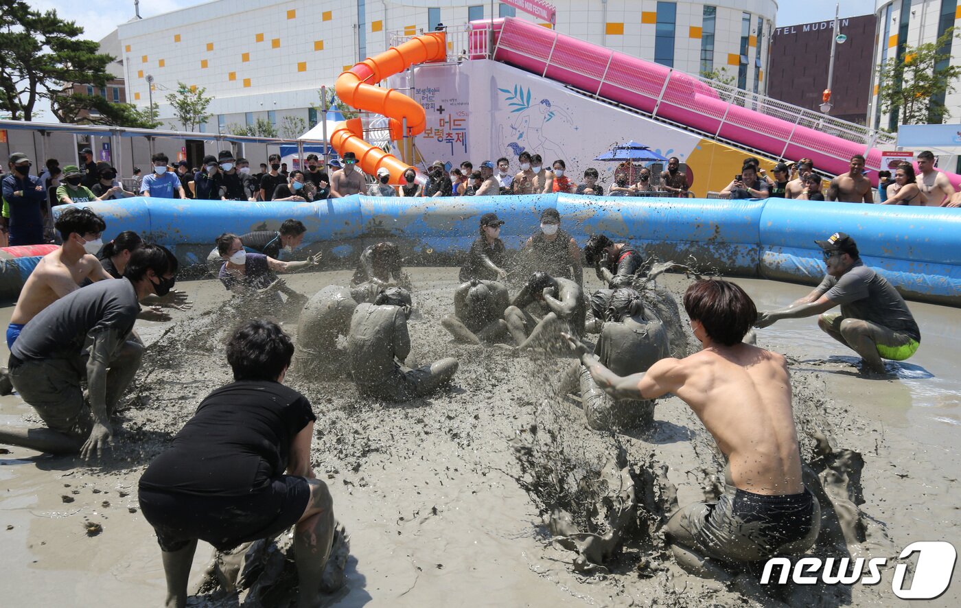 본문 이미지 - 16일 충남 보령 대천해수욕장 일원에서 열린 보령해양머드박람회에서 관광객들이 머드체험을 하며 즐거운 시간을 보내고 있다. 2022.7.16/뉴스1 ⓒ News1 김기태 기자