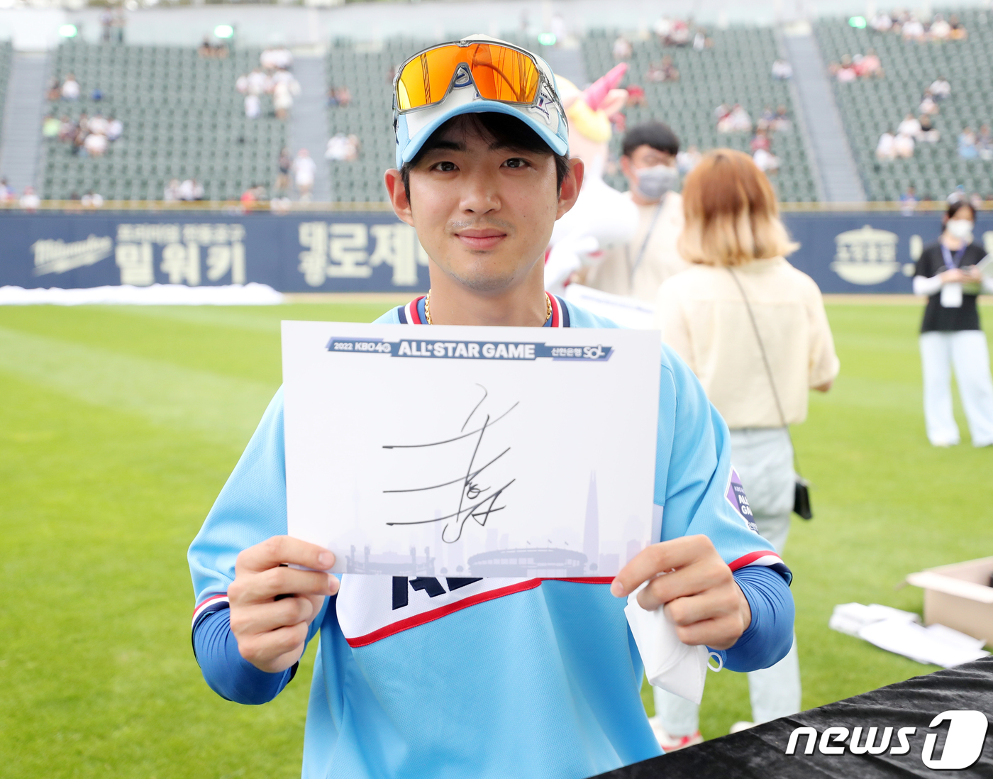 (서울=뉴스1) 김진환 기자 = 삼성 라이온즈 구자욱이 16일 오후 서울 송파구 잠실야구장에서 열리는 '2022 신한은행 SOL KBO리그 올스타전’에 앞서 열린 사인회에서 사인지 …