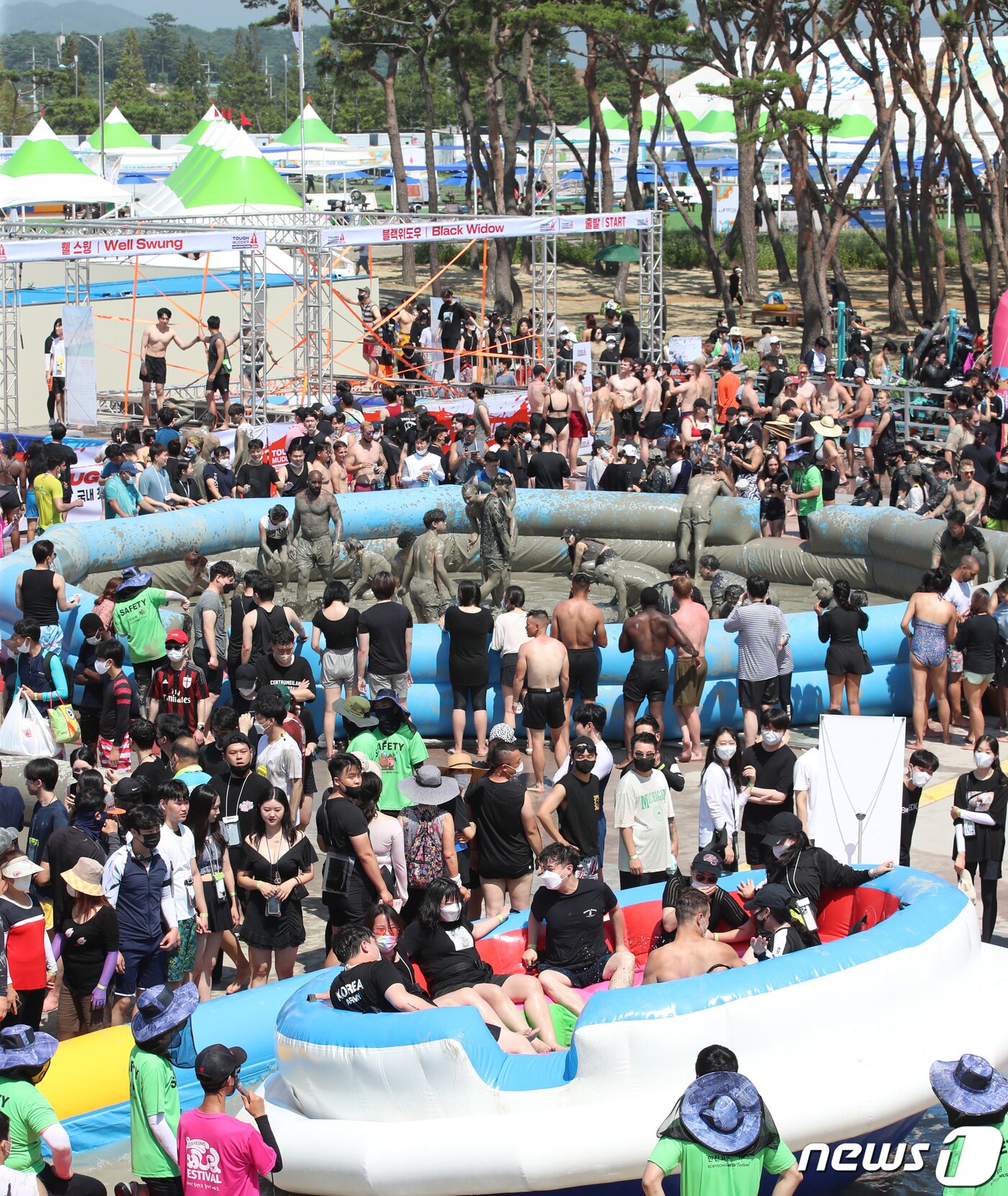 본문 이미지 - 16일 충남 보령 대천해수욕장 일원에서 열린 보령해양머드박람회에서 관광객들이 머드체험을 하며 즐거운 시간을 보내고 있다. 2022.7.16/뉴스1 ⓒ News1 김기태 기자