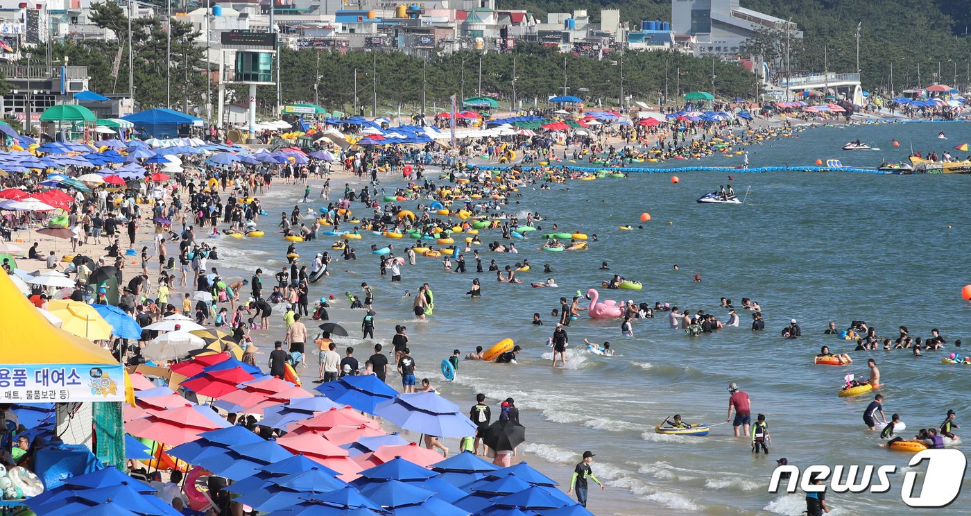 주말인 지난달 16일 충남 보령 대천해수욕장을 찾은 관광객들이 즐거운 시간을 보내고 있다. 2022.7.16/뉴스1 ⓒ News1 김기태 기자