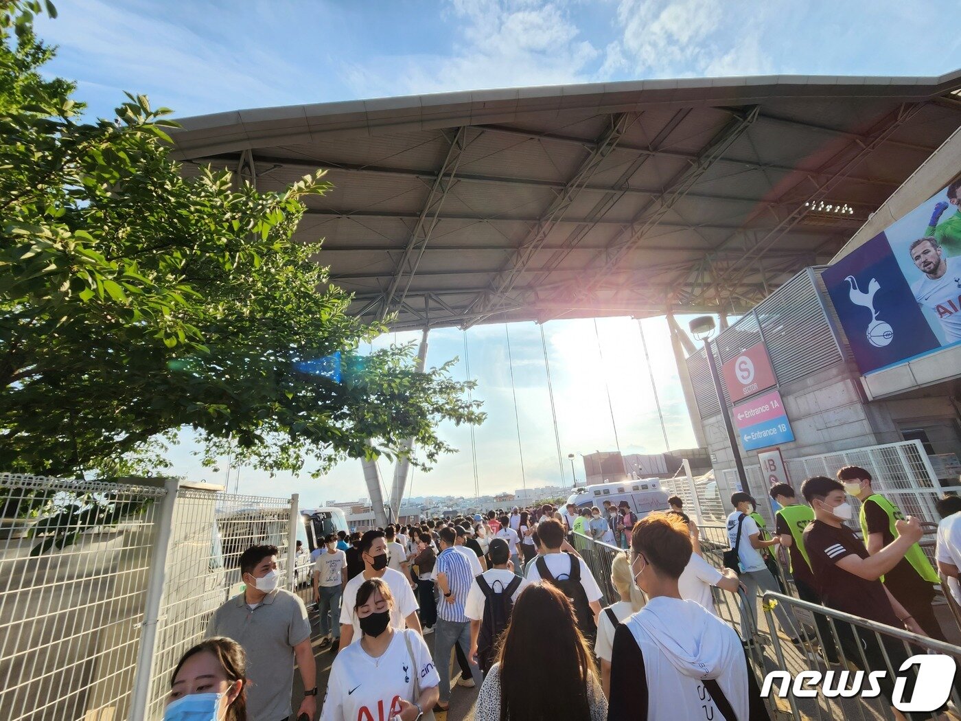 본문 이미지 - 수원월드컵경기장 앞에 모인 팬들 ⓒ 뉴스1