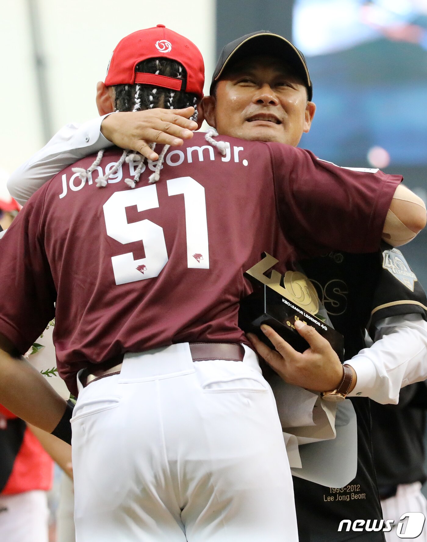 본문 이미지 - 이종범 LG 2군 감독이 16일 오후 서울 송파구 잠실야구장에서 '2022 신한은행 SOL KBO리그 올스타전’ 드림팀과 나눔팀의 경기에 앞서 열린 KBO리그 40주년을 빛낸 레전드 행사에서 아들 키움 이정후의 축하를 받고 있다. 2022.7.16/뉴스1 ⓒ News1 김진환 기자